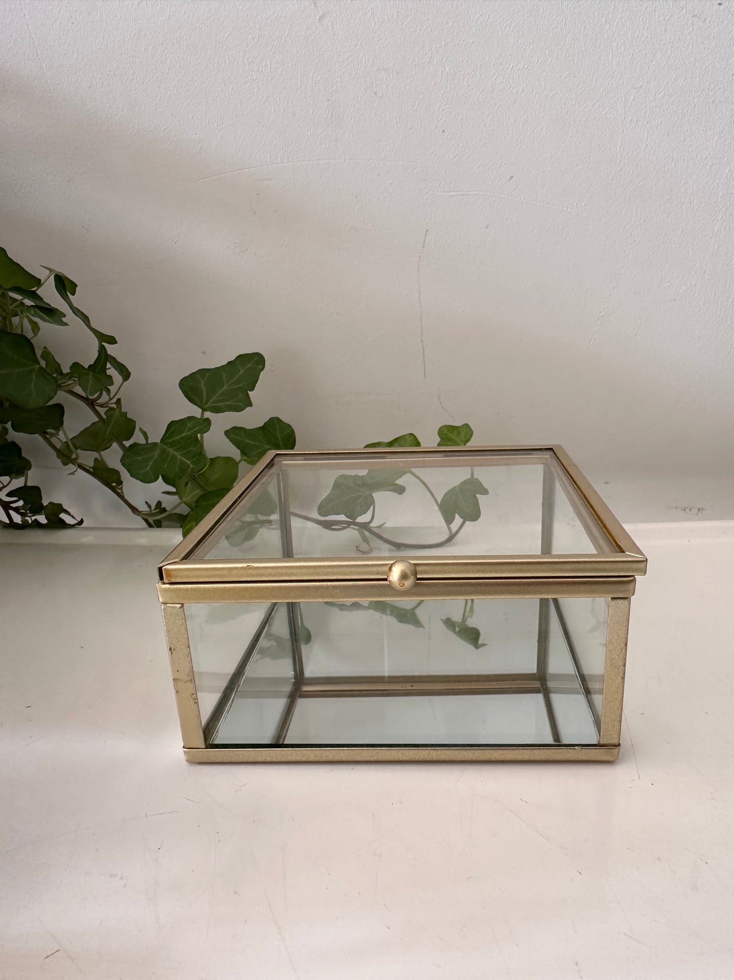 Bewaardoosje van glas met messing randen spiegelbodem