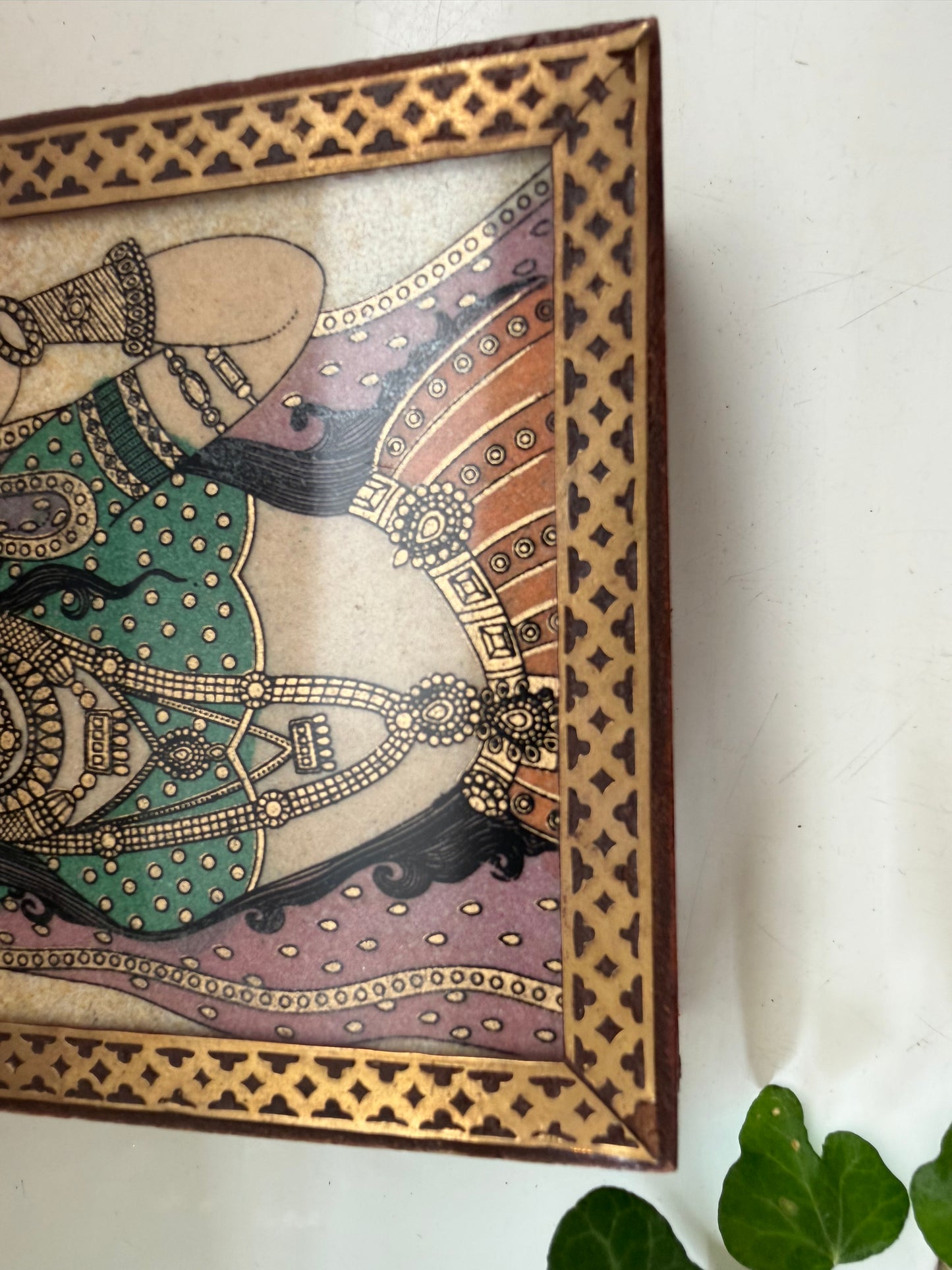 Vintage bewaardoosje met afbeelding en messing details
