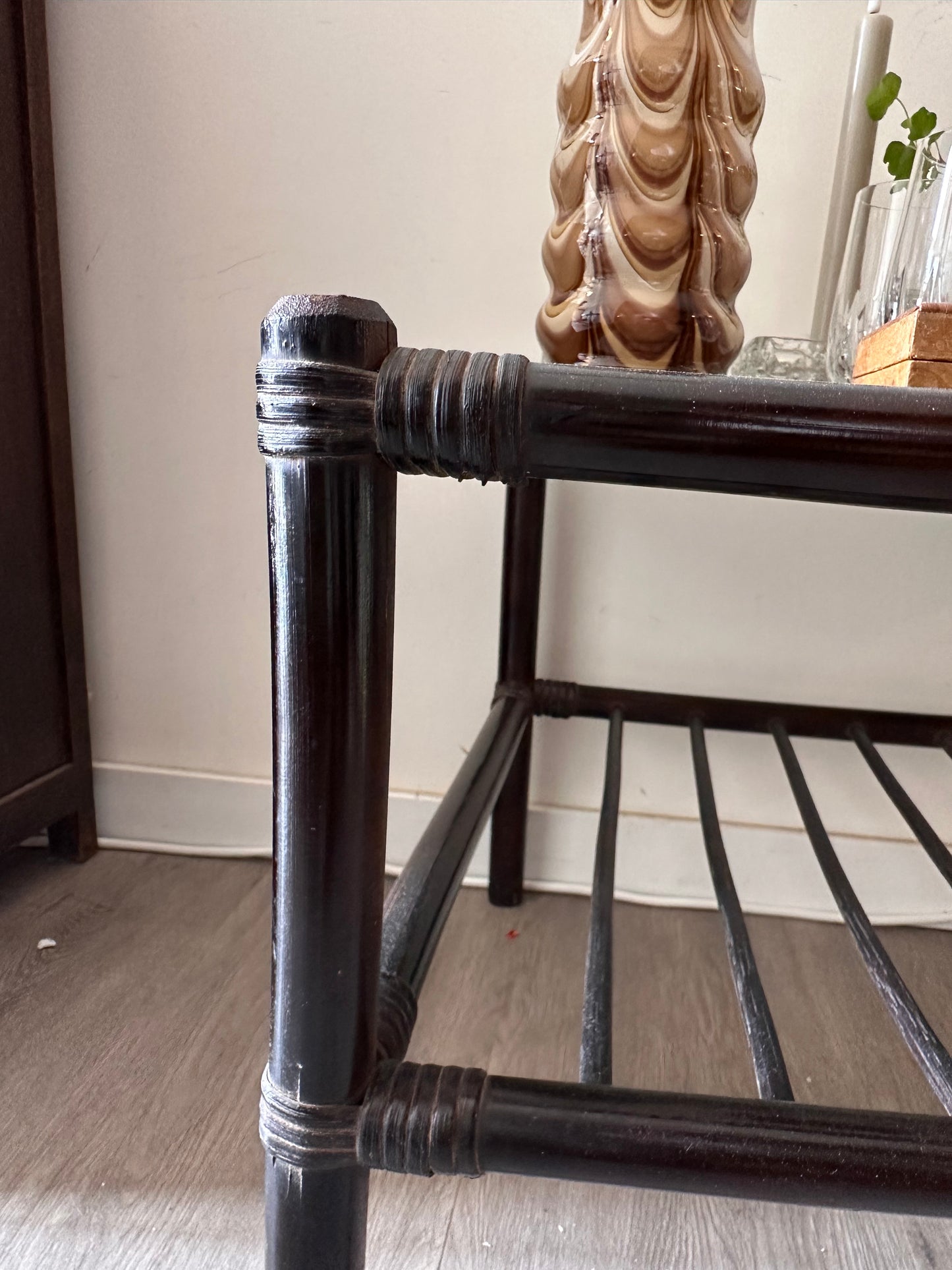 Rotan tafeltje met glazen blad