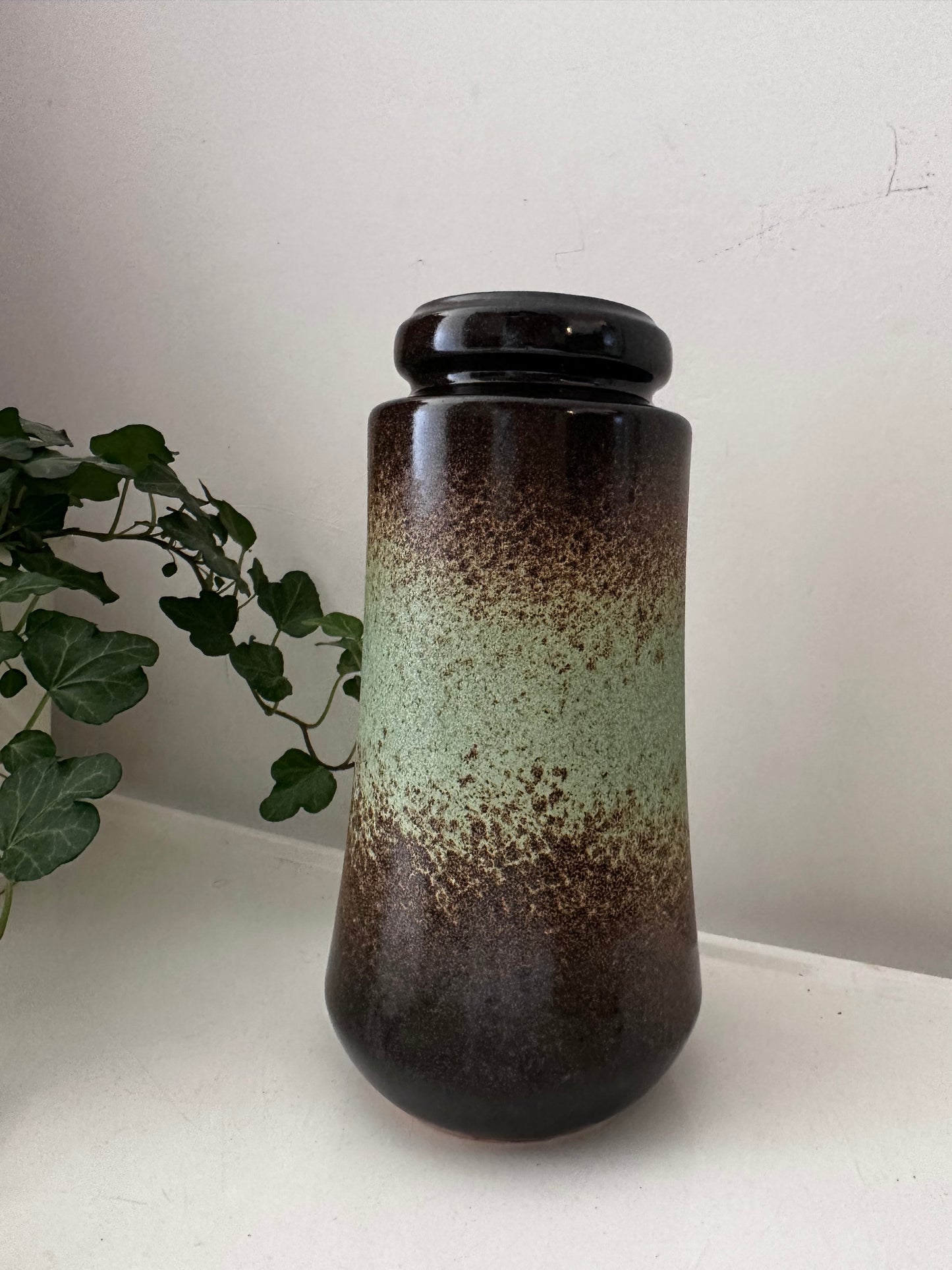 West Germany vaas gemerkt onder