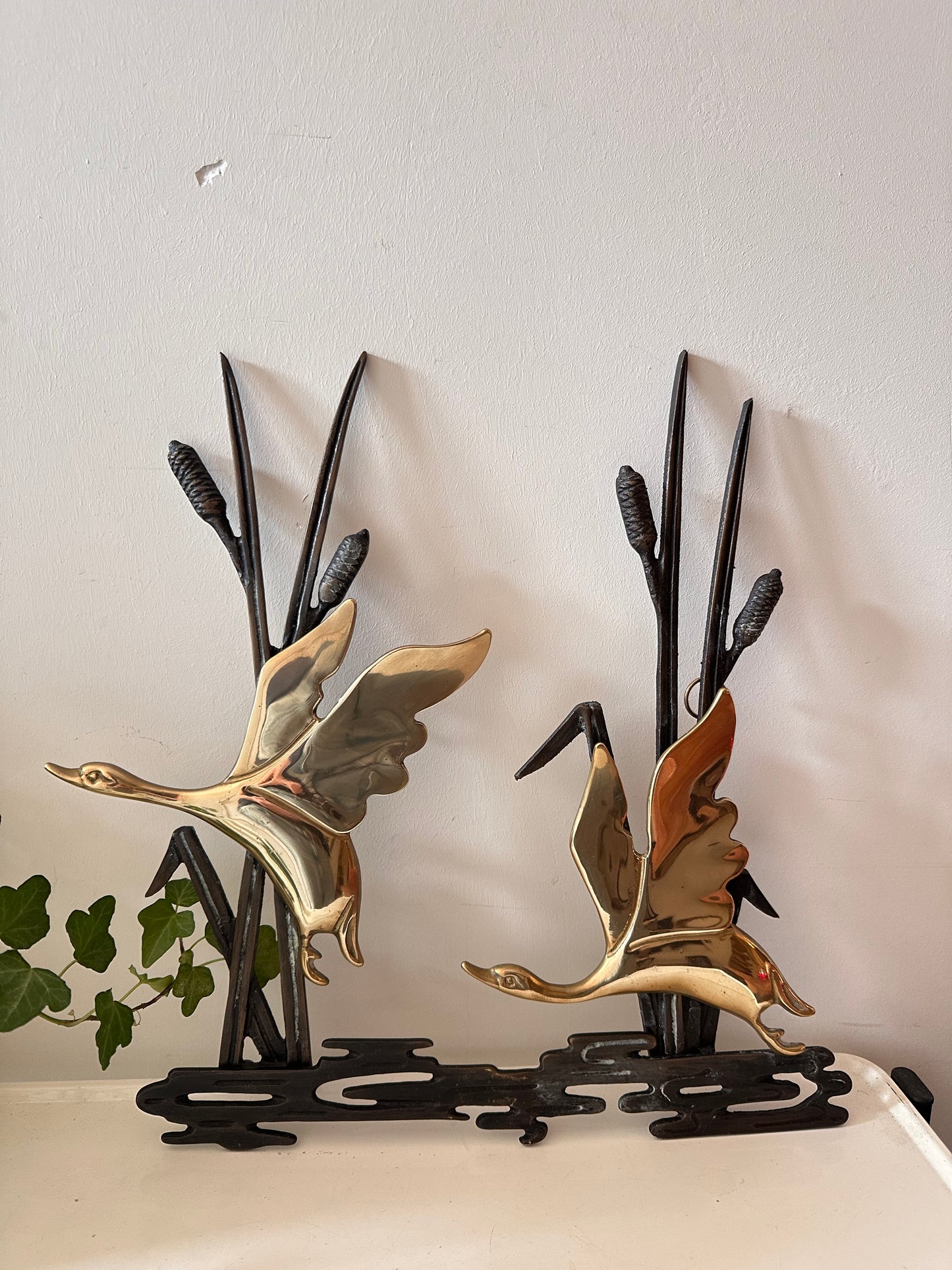 Wanddecoratie messing zwanen in riet