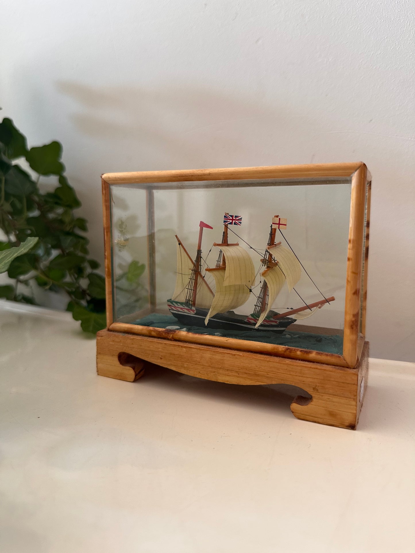 Miniatuur scheepje in glazen vitrine