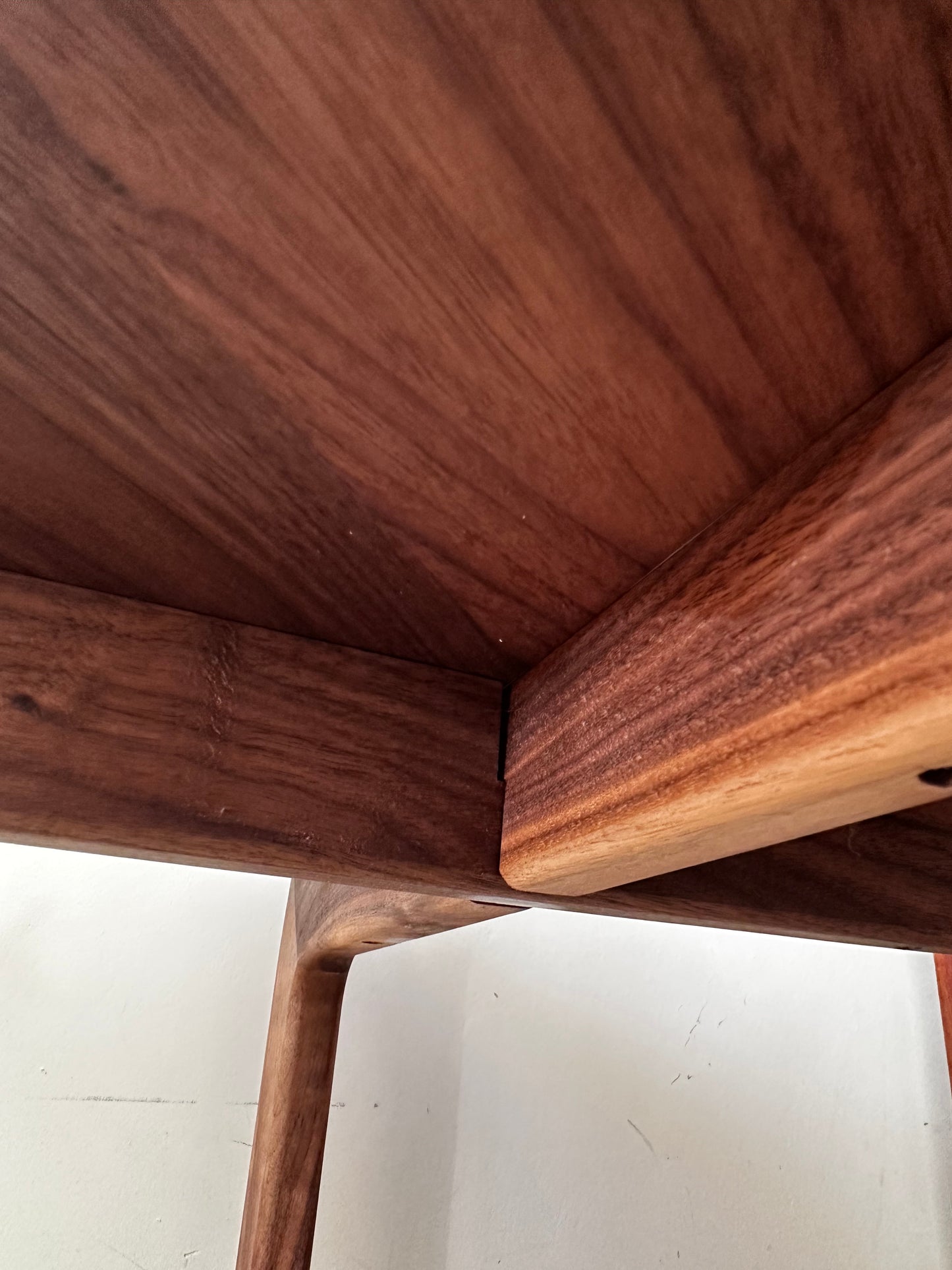 Scandinavisch design massief notenhouten tafeltje