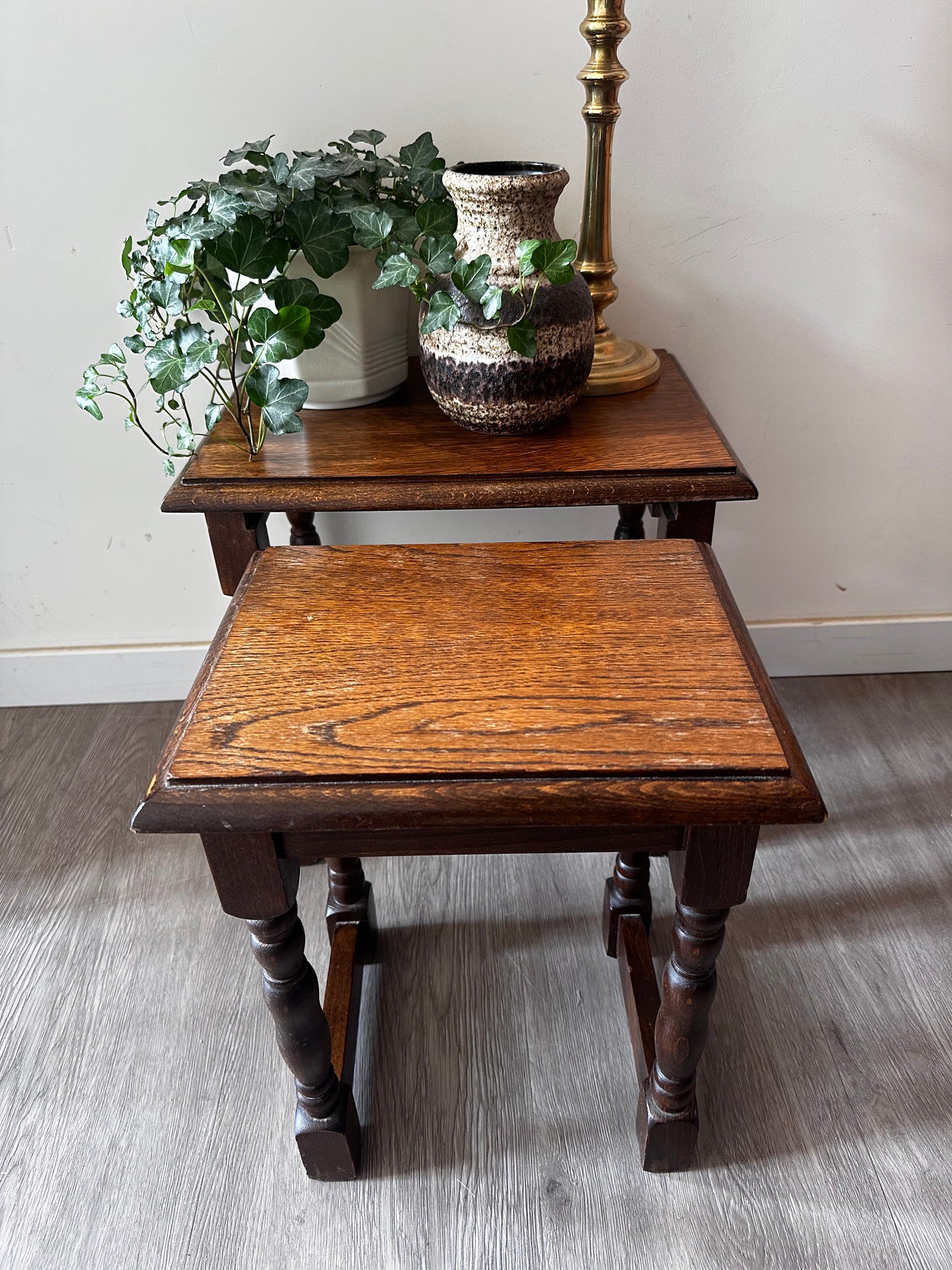 Set van twee houten bijzettafeltjes