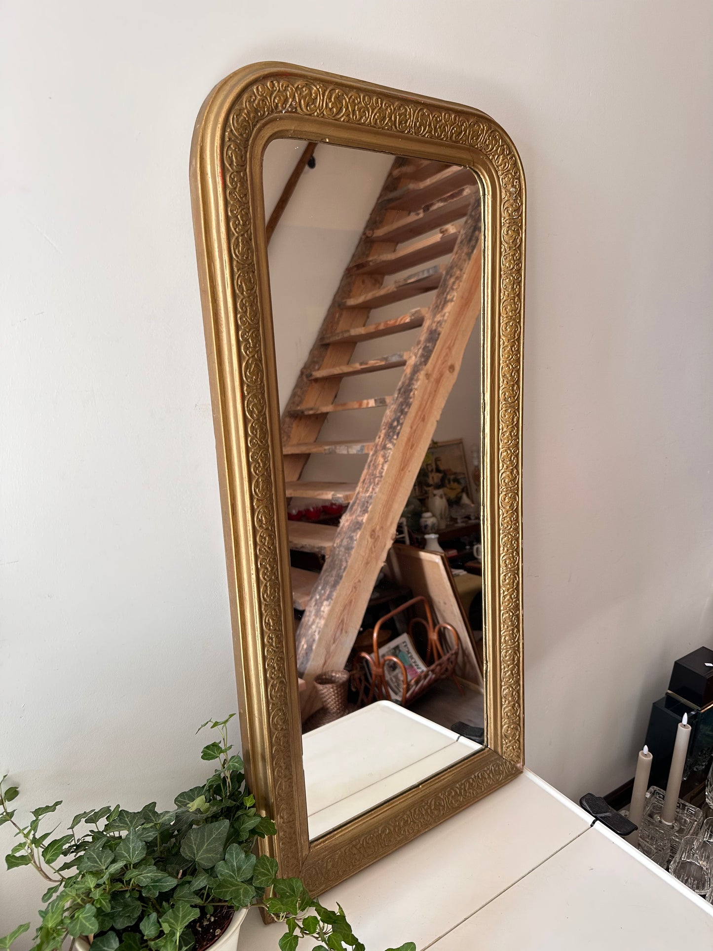 Hoge goudkleurige spiegel