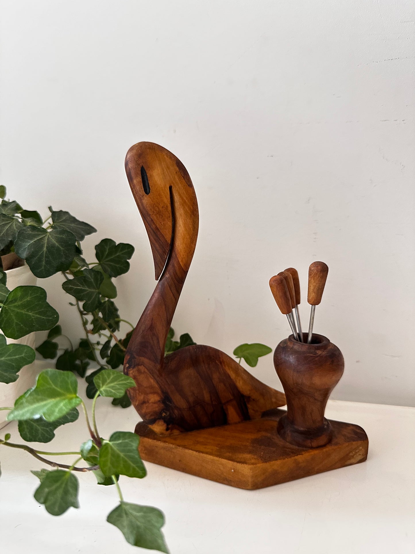 Houten zwaan met cocktailprikkers