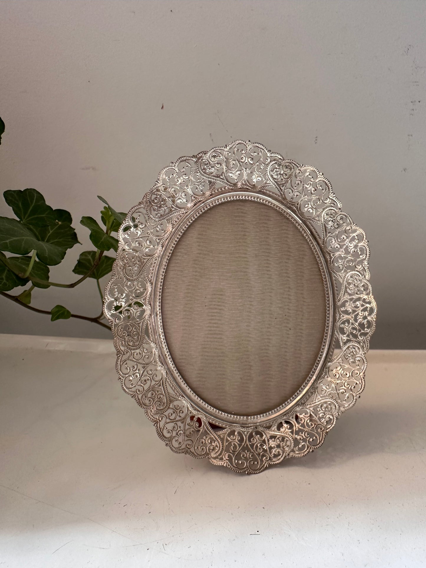 Opengewerkt ovaal fotolijstje op pootje