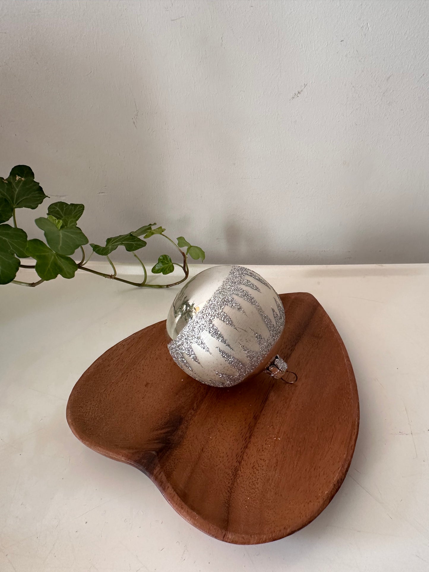 Zilverkleurige vintage kerstbal