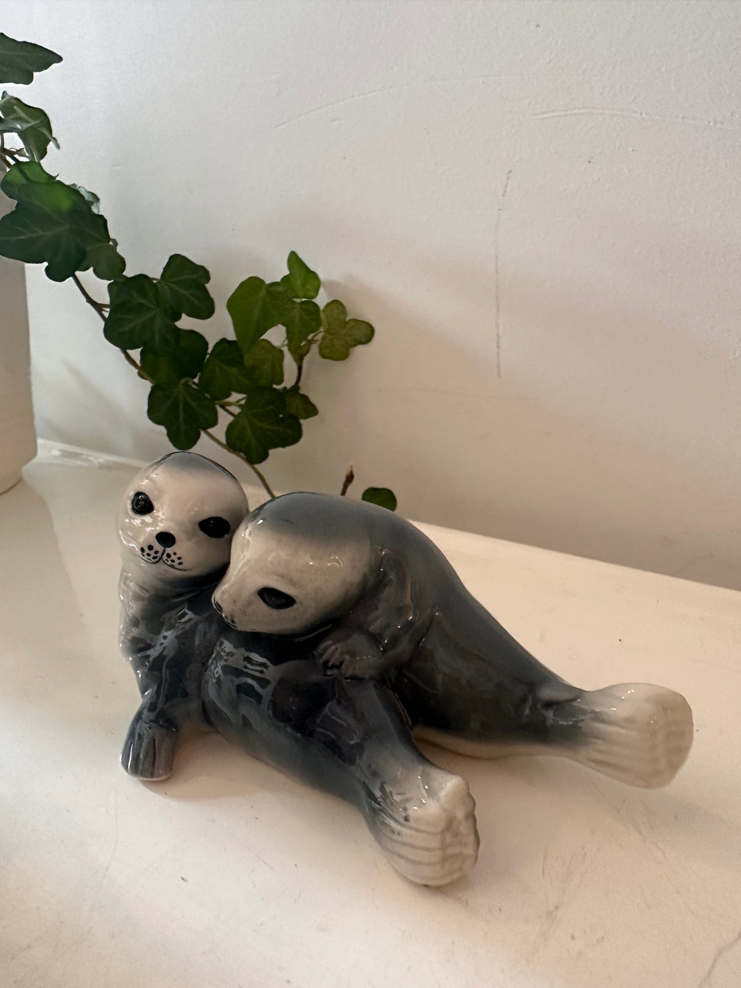 Porseleinen beeldje van twee zeehondjes