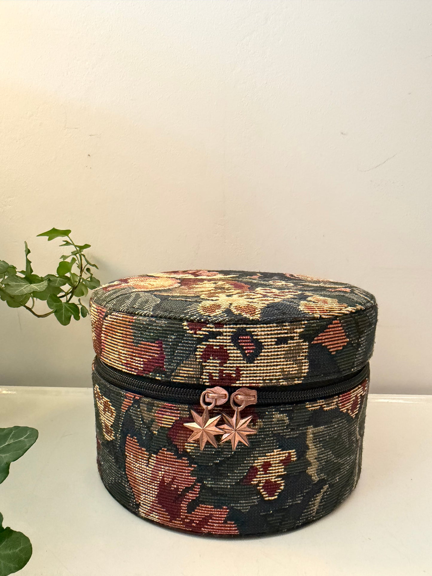 Vintage sieradendoos rond stof