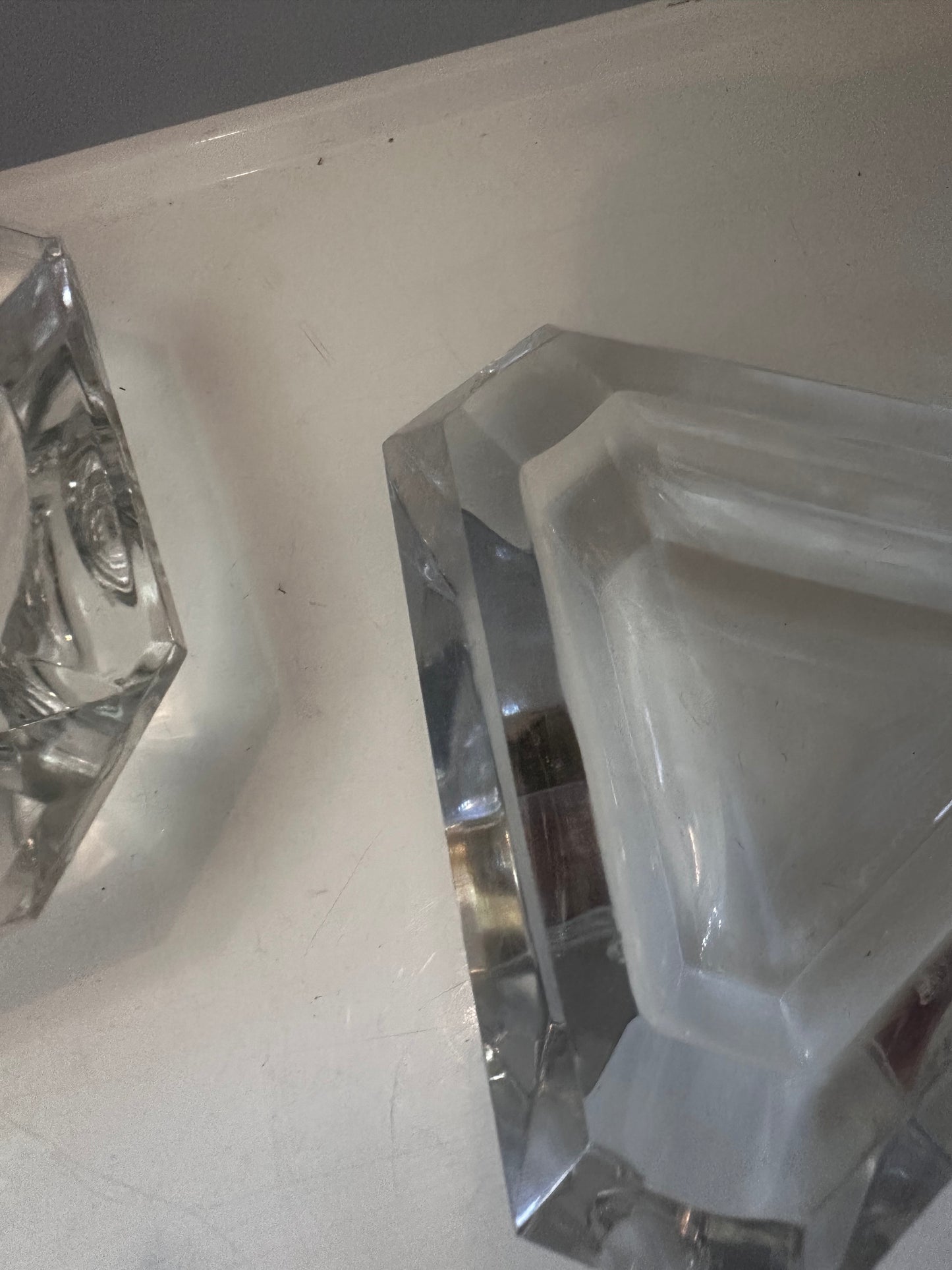 Set van 2 kristallen asbakjes