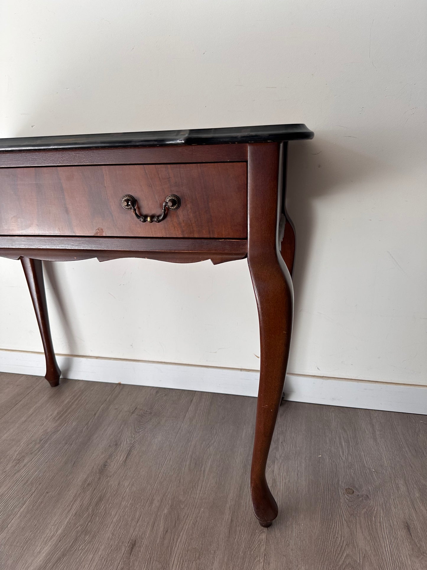 Klassiek houten tafeltje met lade