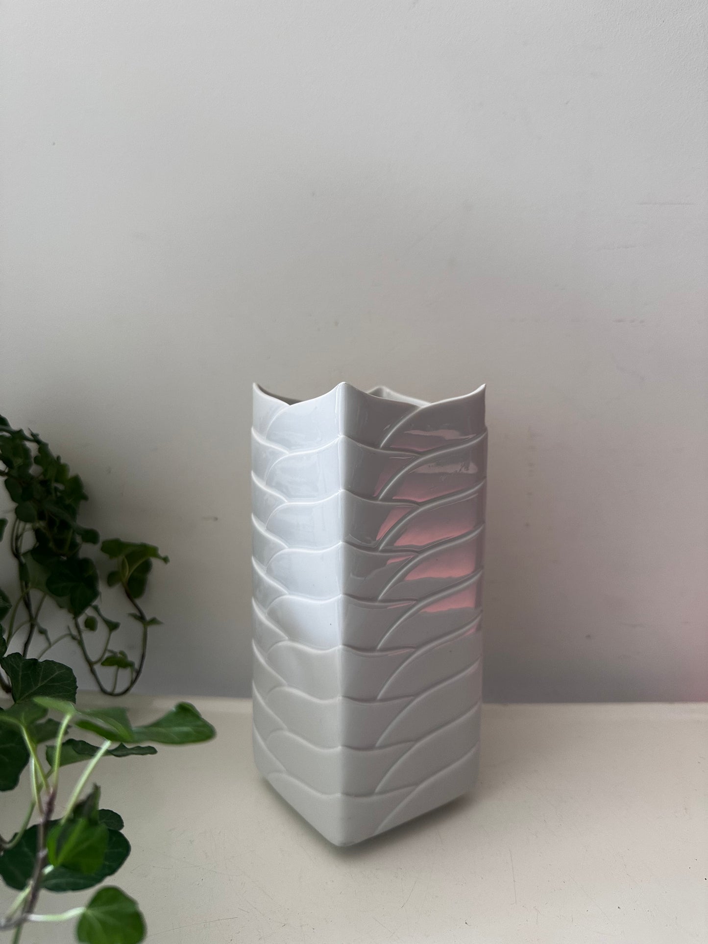 Thomas Porseleinen witte schubben vaas