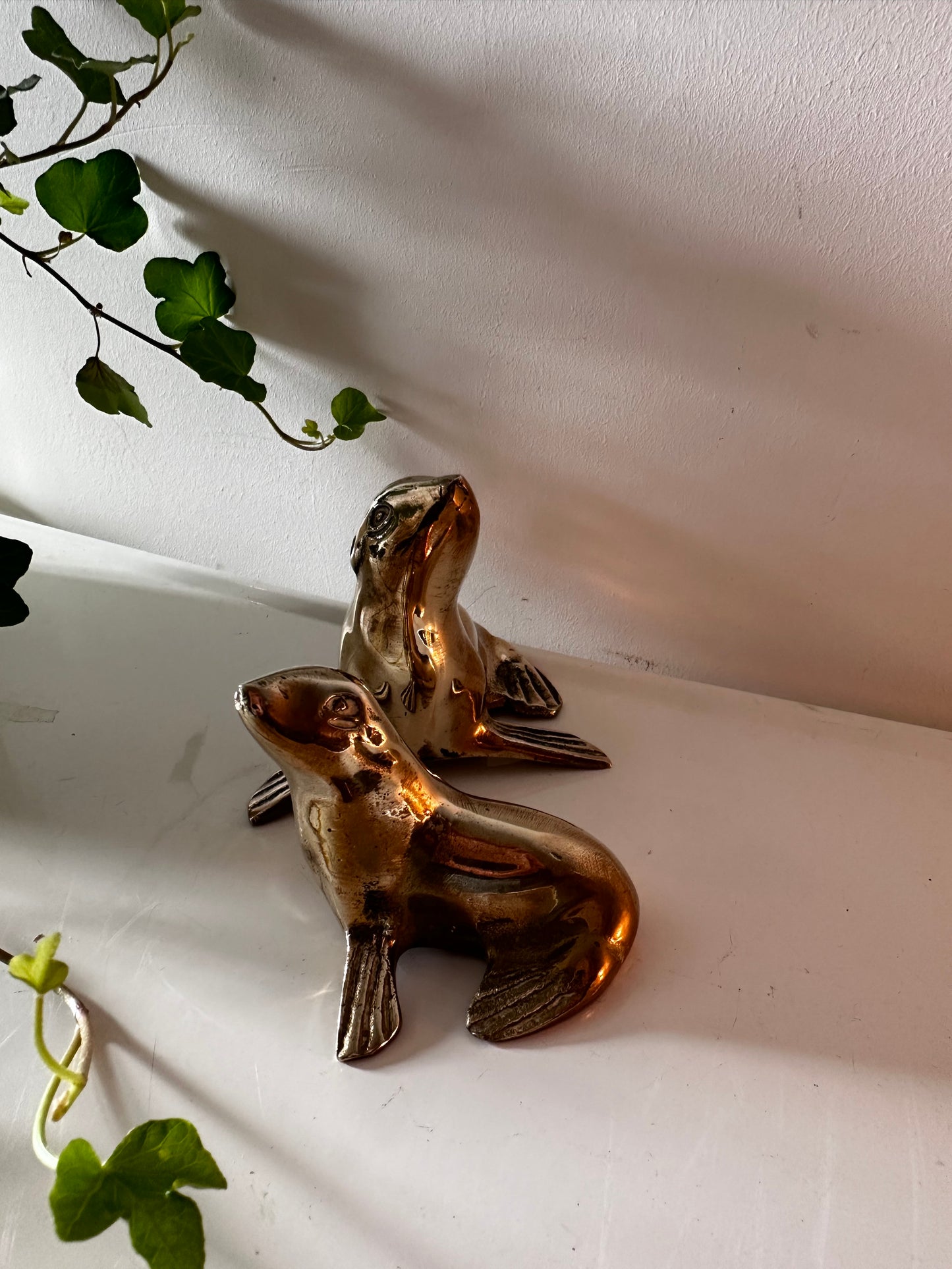 Messing set van twee zeehondjes