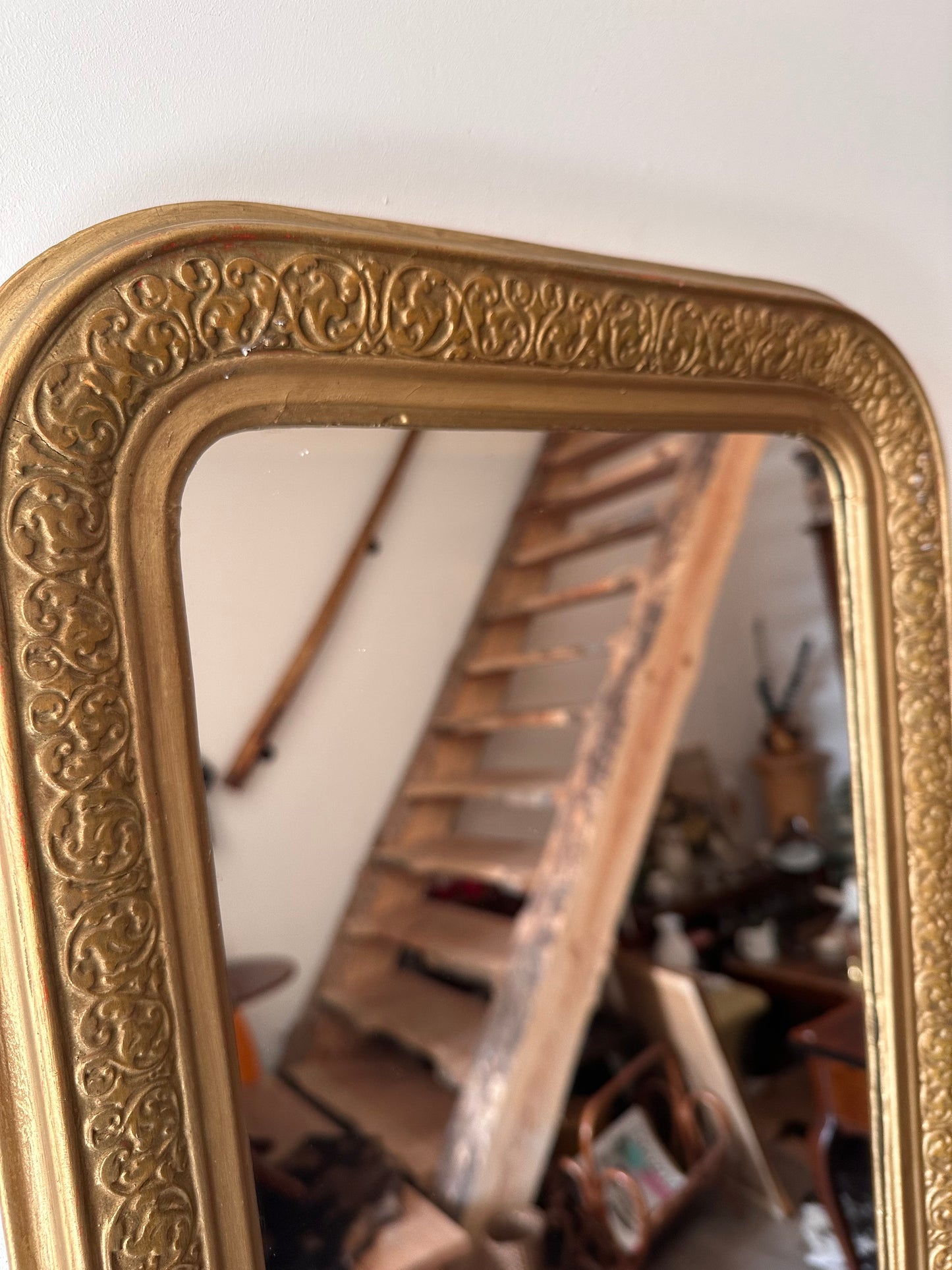 Hoge goudkleurige spiegel