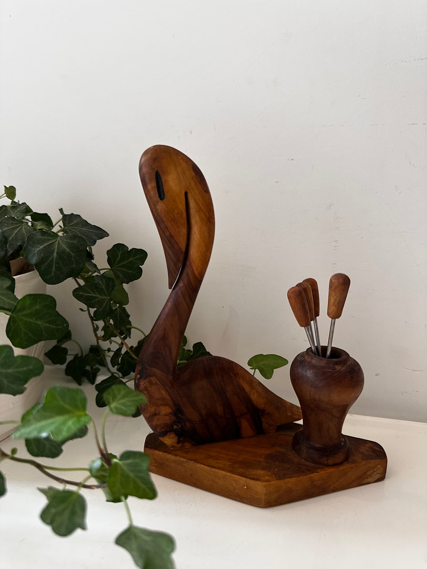 Houten zwaan met cocktailprikkers