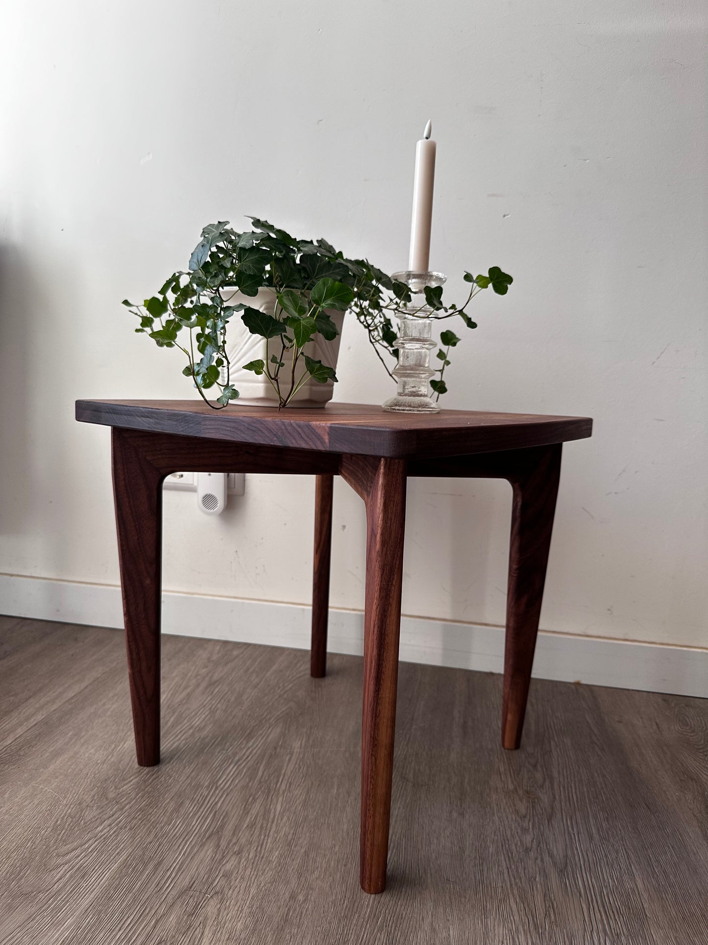 Scandinavisch design massief notenhouten tafeltje
