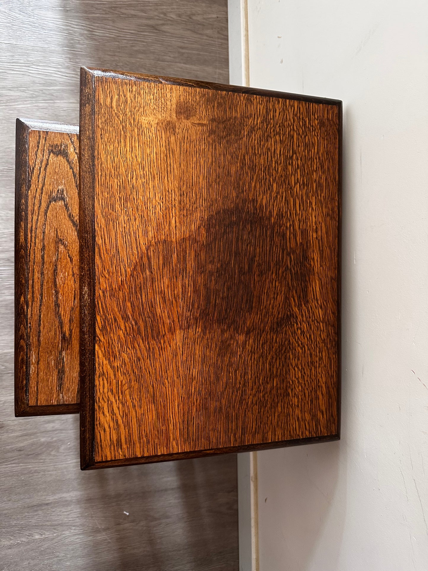 Set van twee houten bijzettafeltjes