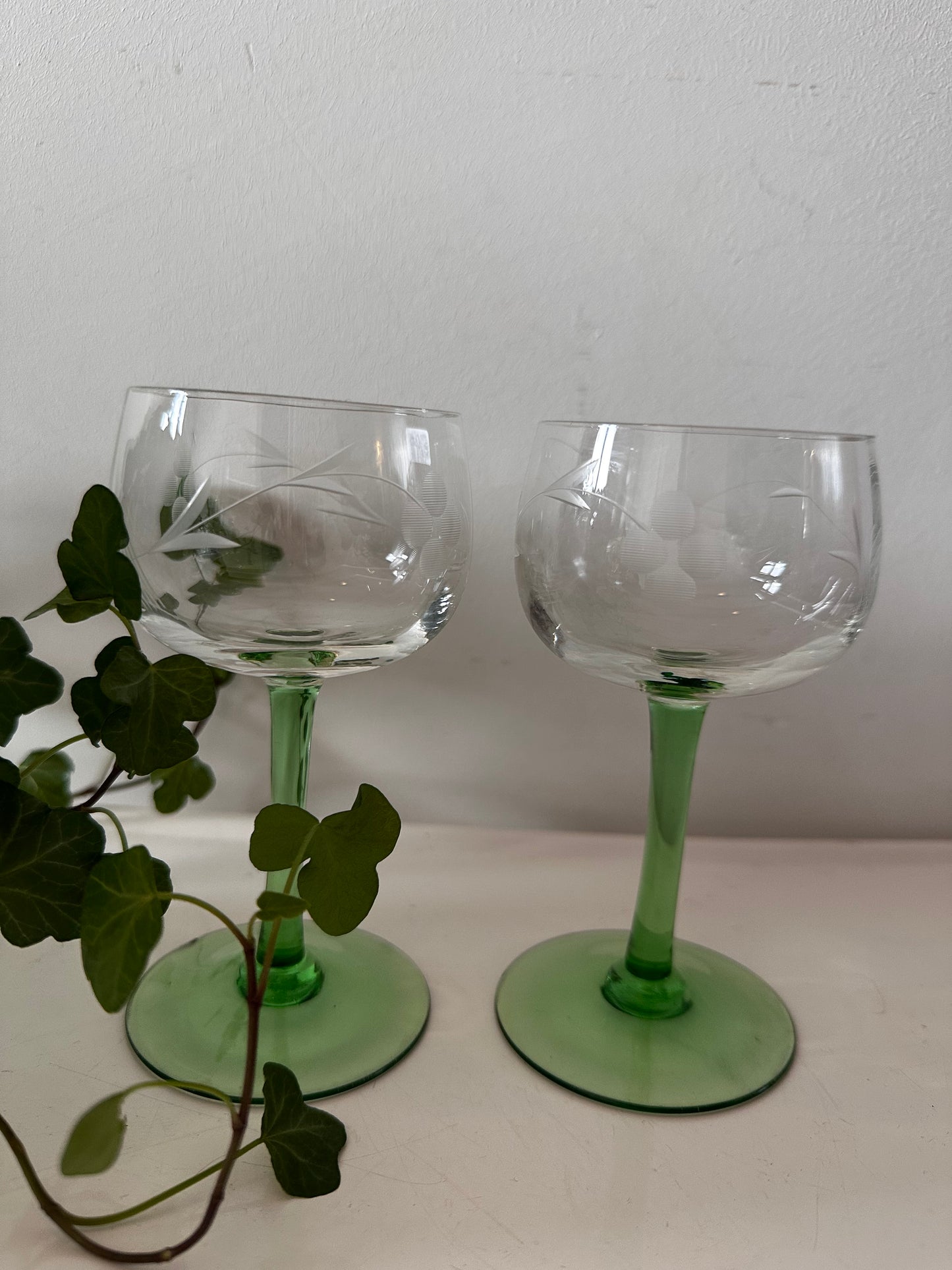 Twee vintage wijnglazen groene voet