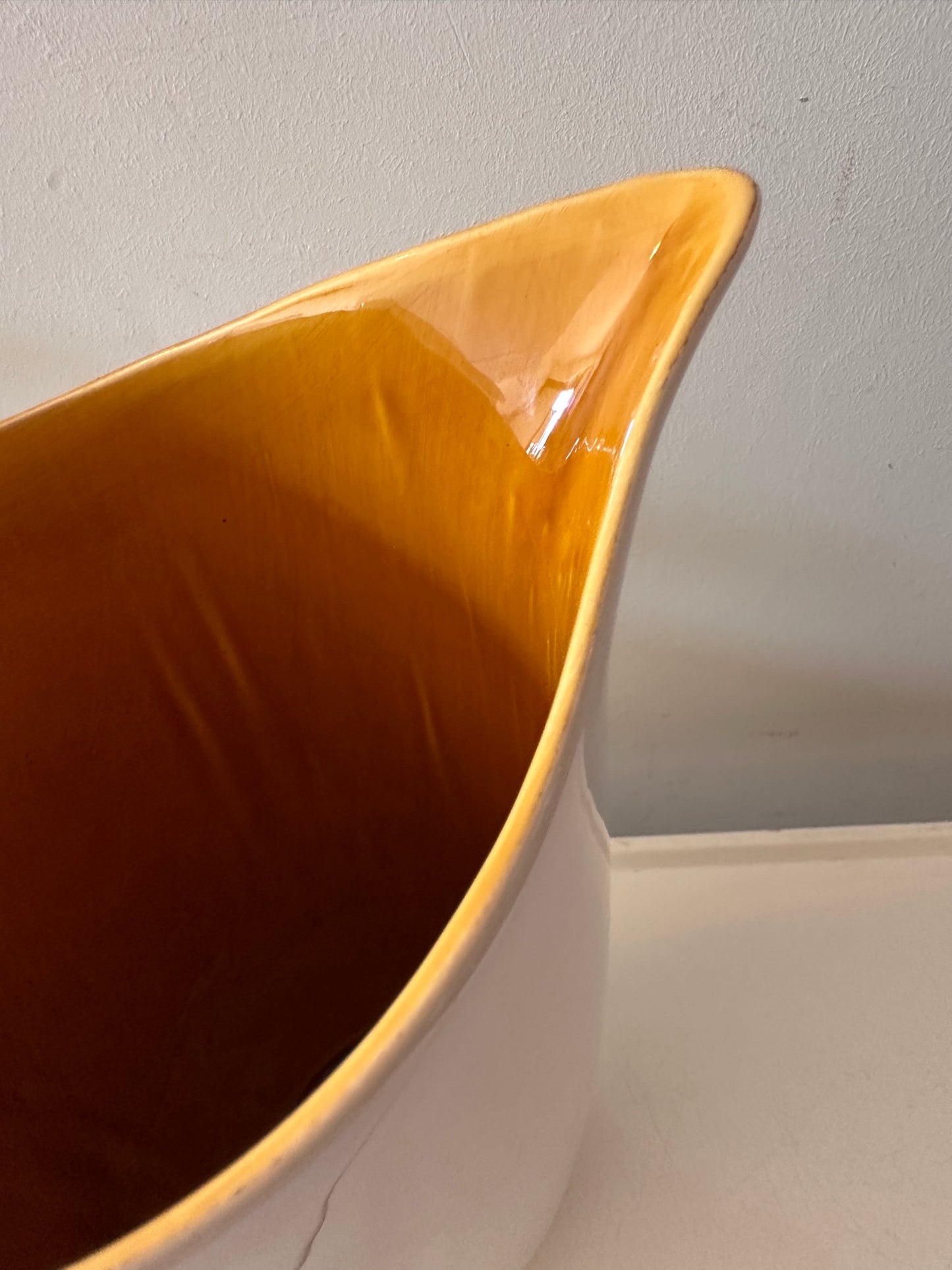 Keramieken jaren 60 kan met geel geglazuurde binnenkant