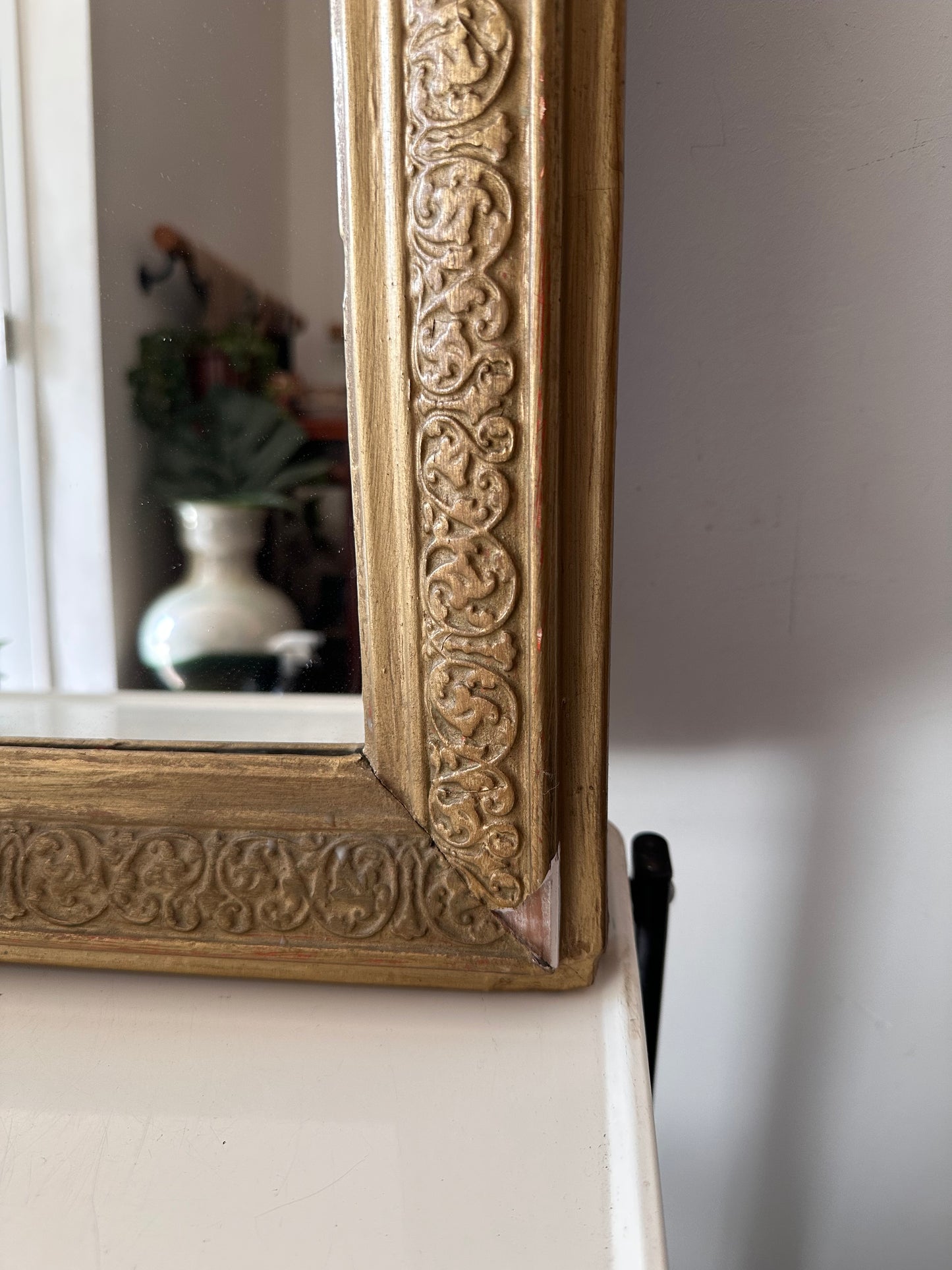 Hoge goudkleurige spiegel