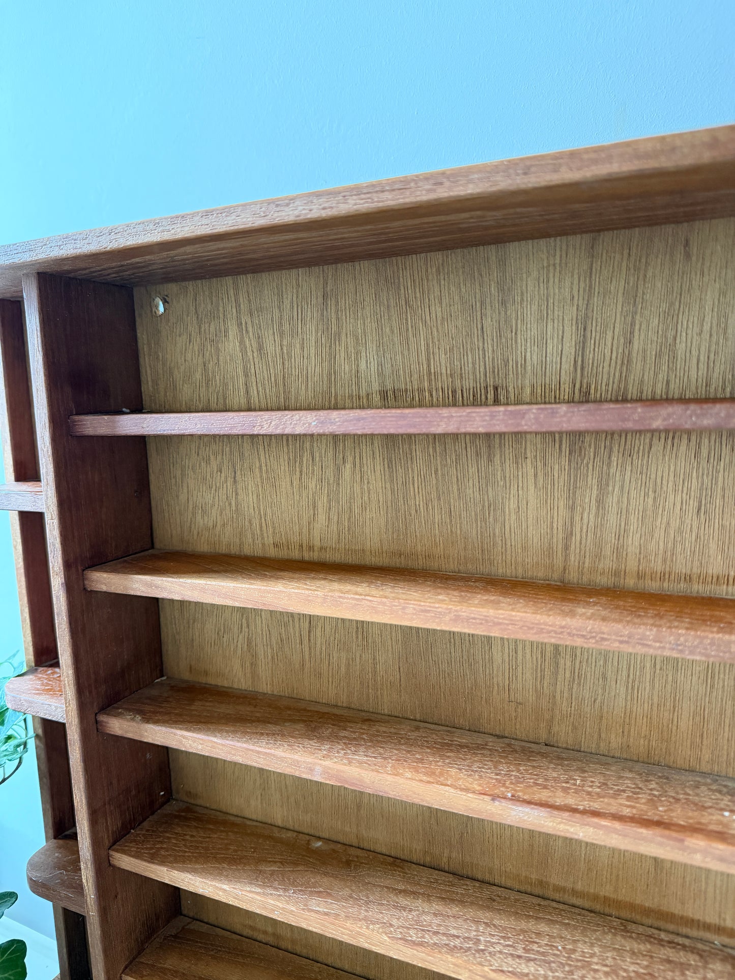 Houten letterbak wandrek