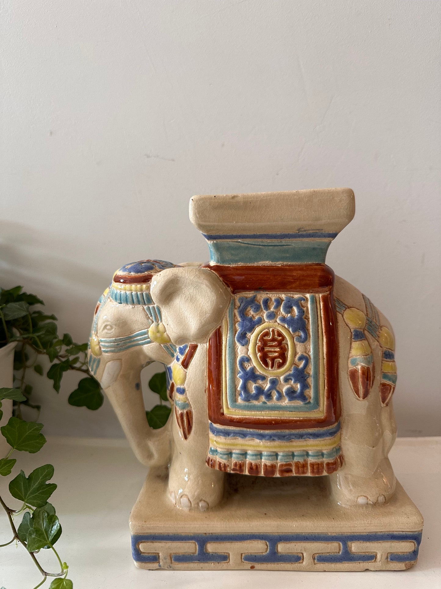 Keramieken plantentafeltje olifant