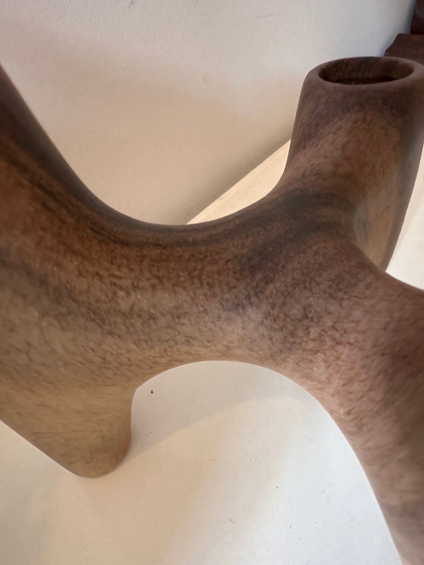 Stenen kandelaar met houtlook