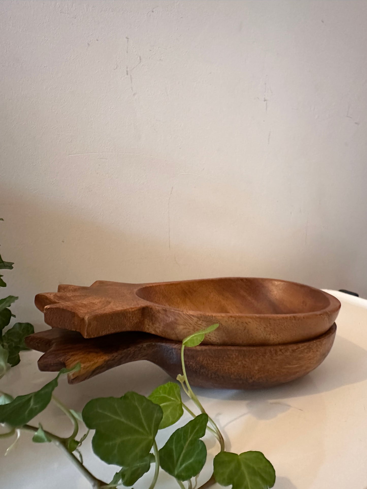 Houten schaaltjes in de vorm van een ananas