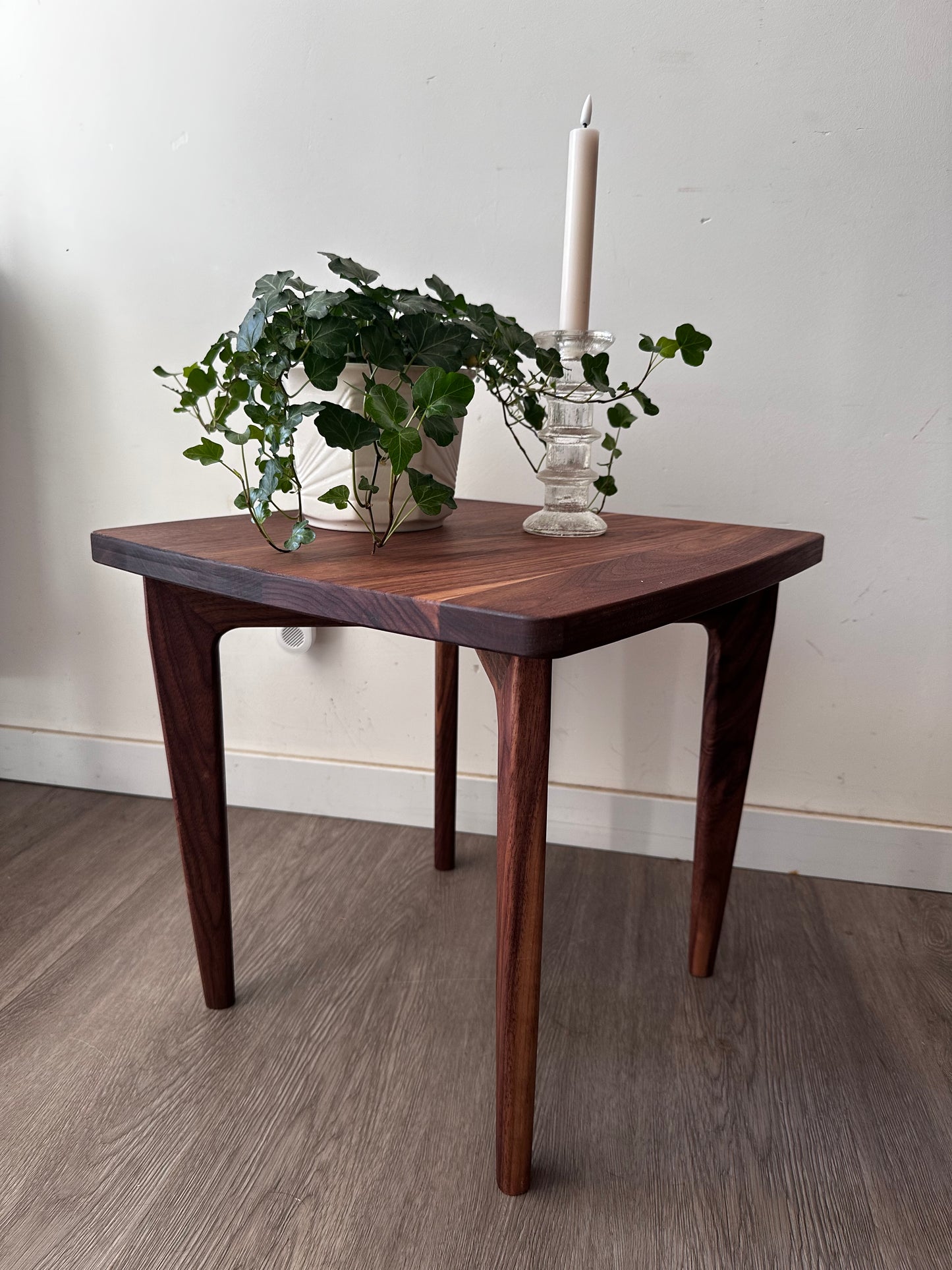 Scandinavisch design massief notenhouten tafeltje