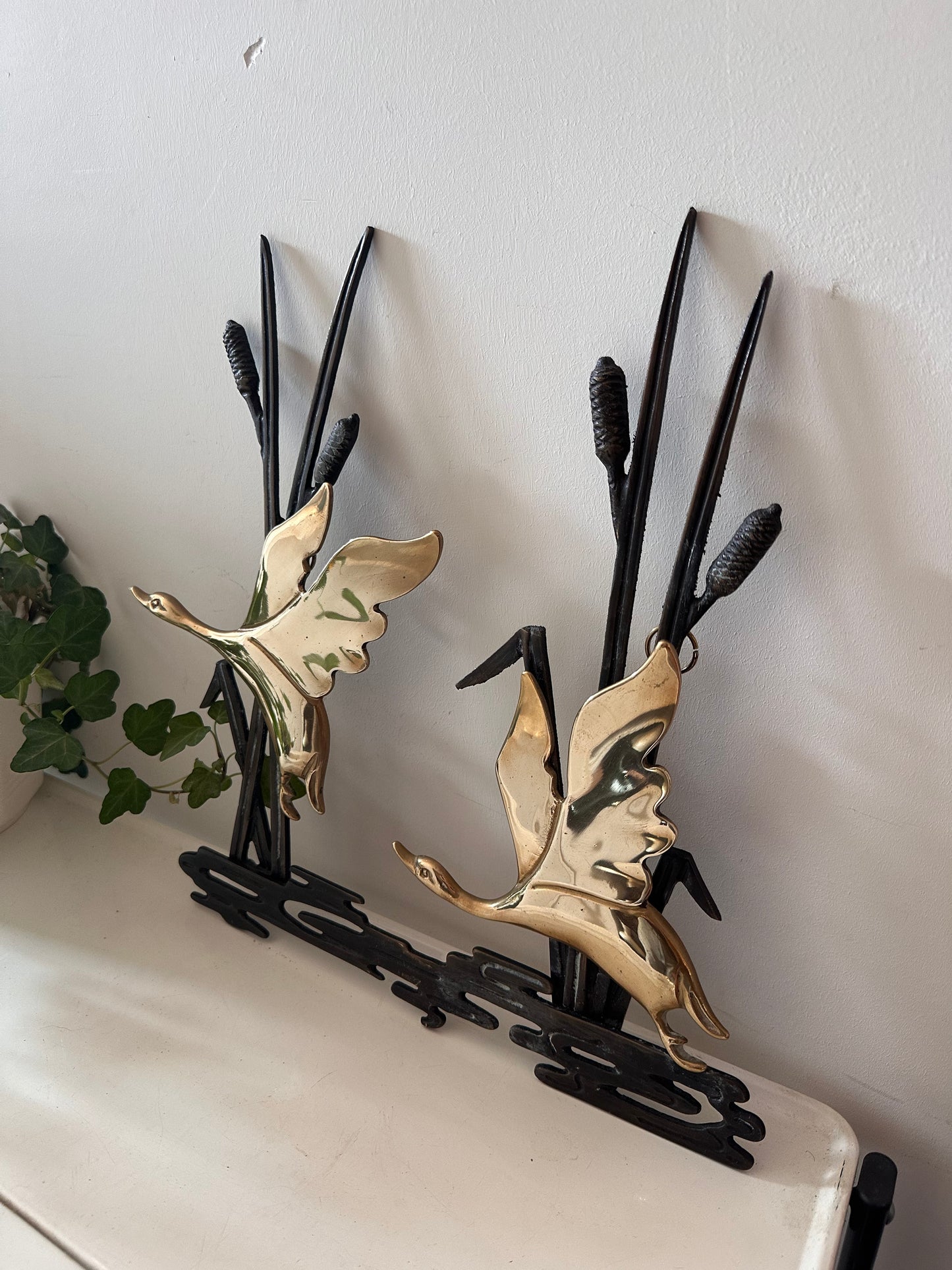 Wanddecoratie messing zwanen in riet