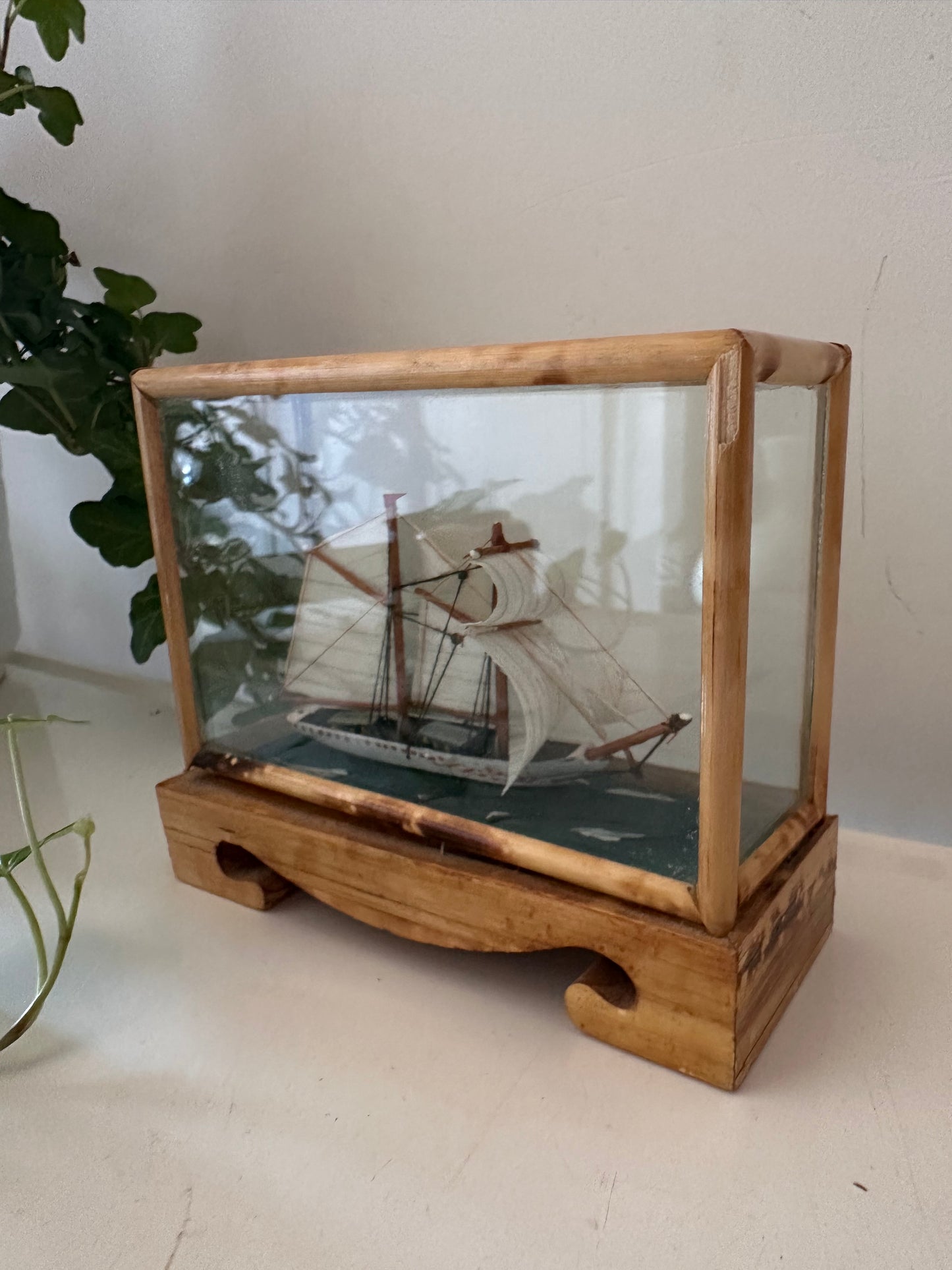 Mini scheepje in vitrine kastje