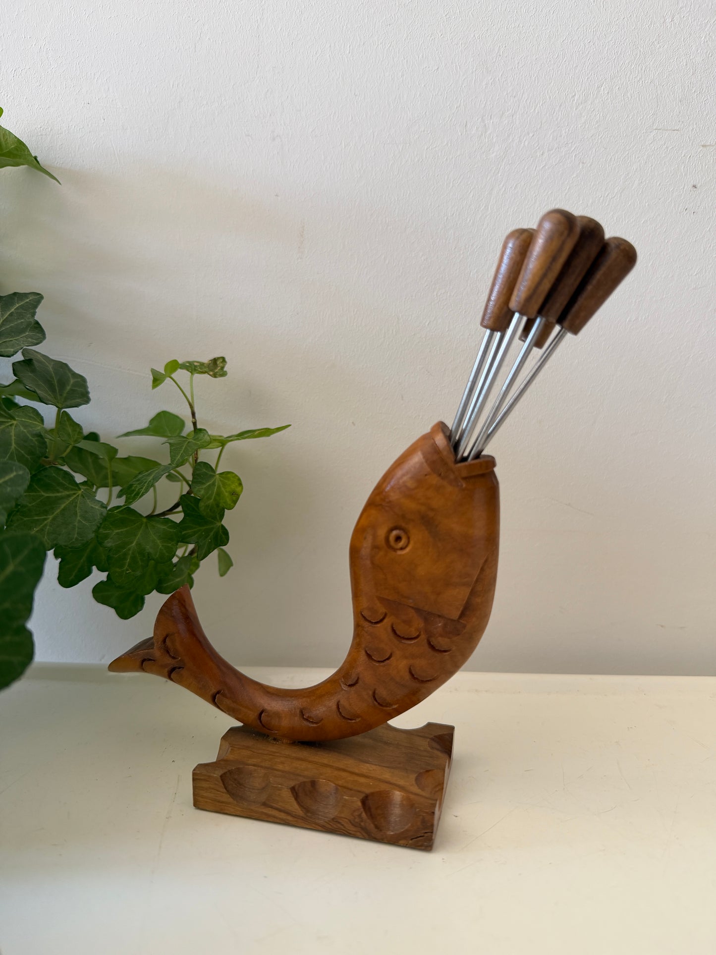 Jaren 70 cocktail prikkers in houder van hout