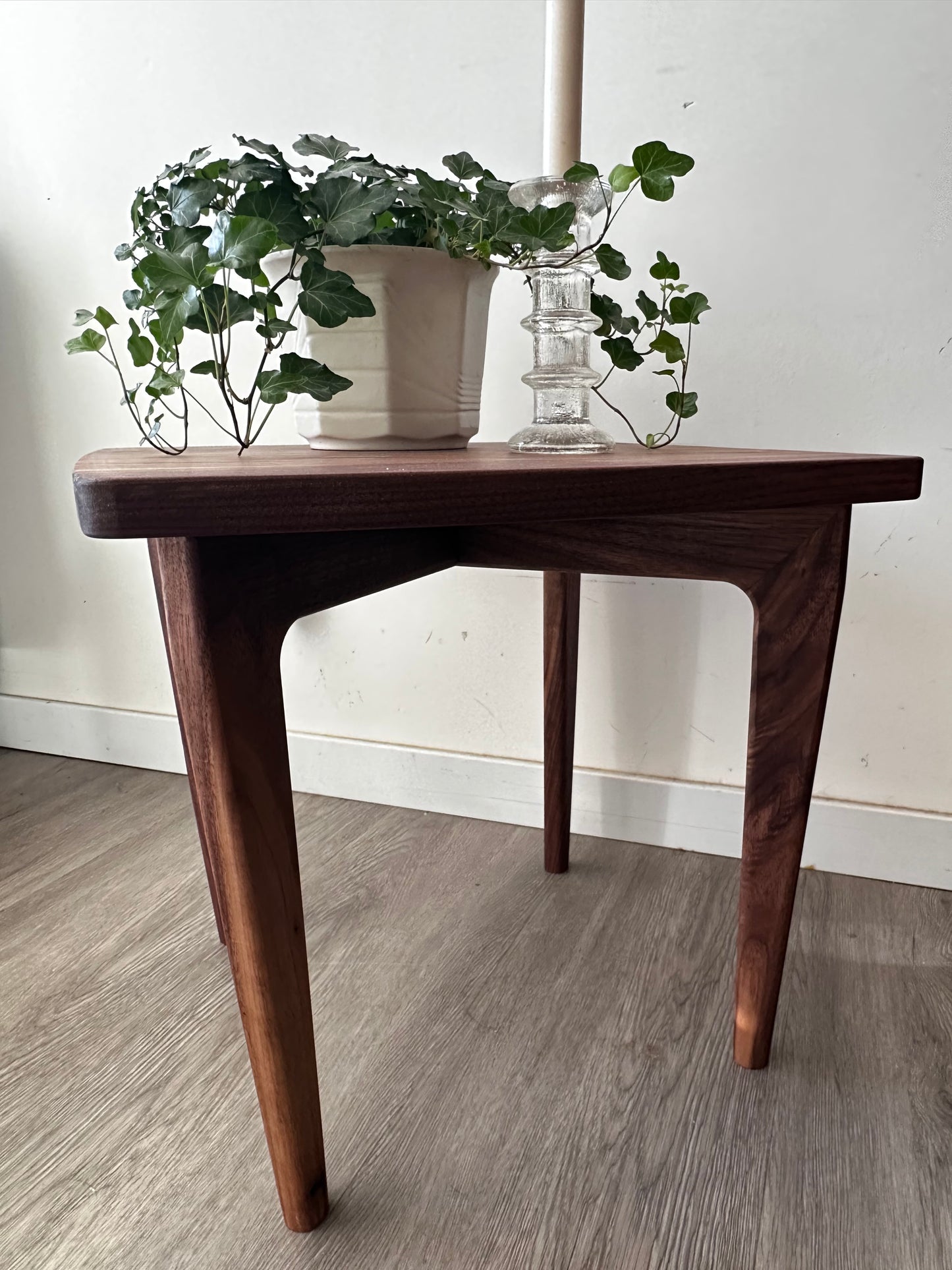Scandinavisch design massief notenhouten tafeltje