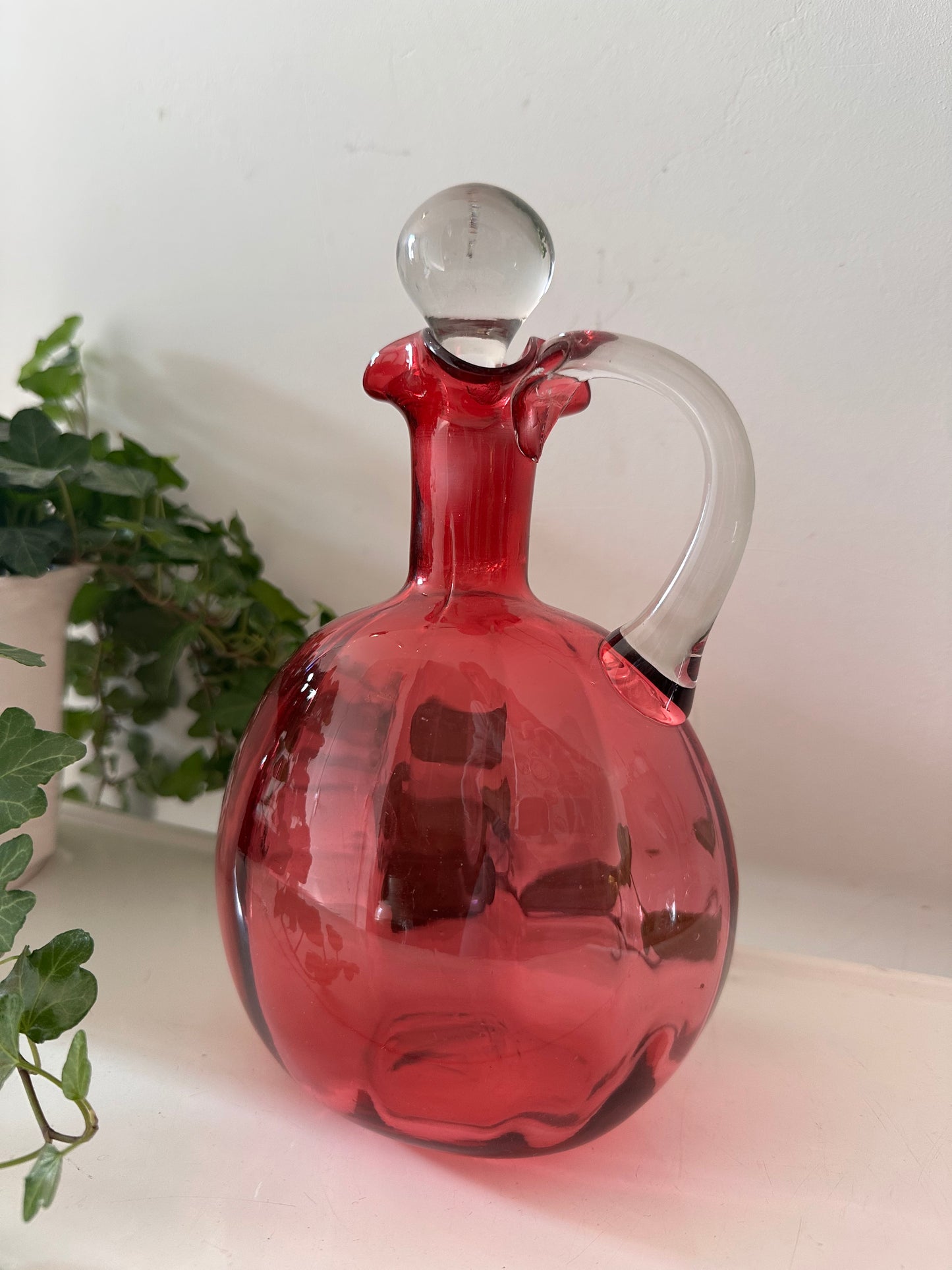 Antieke karaf handgeblazen cranberry glas