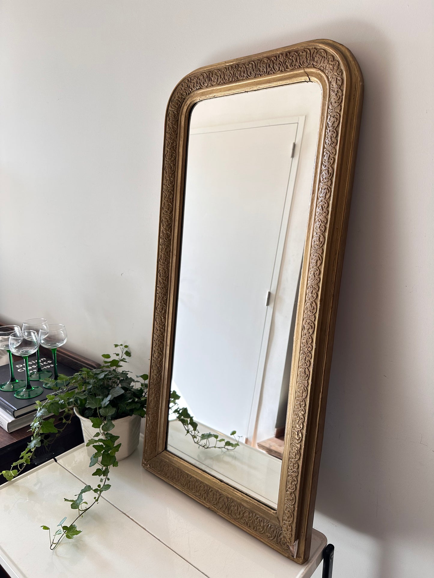 Hoge goudkleurige spiegel