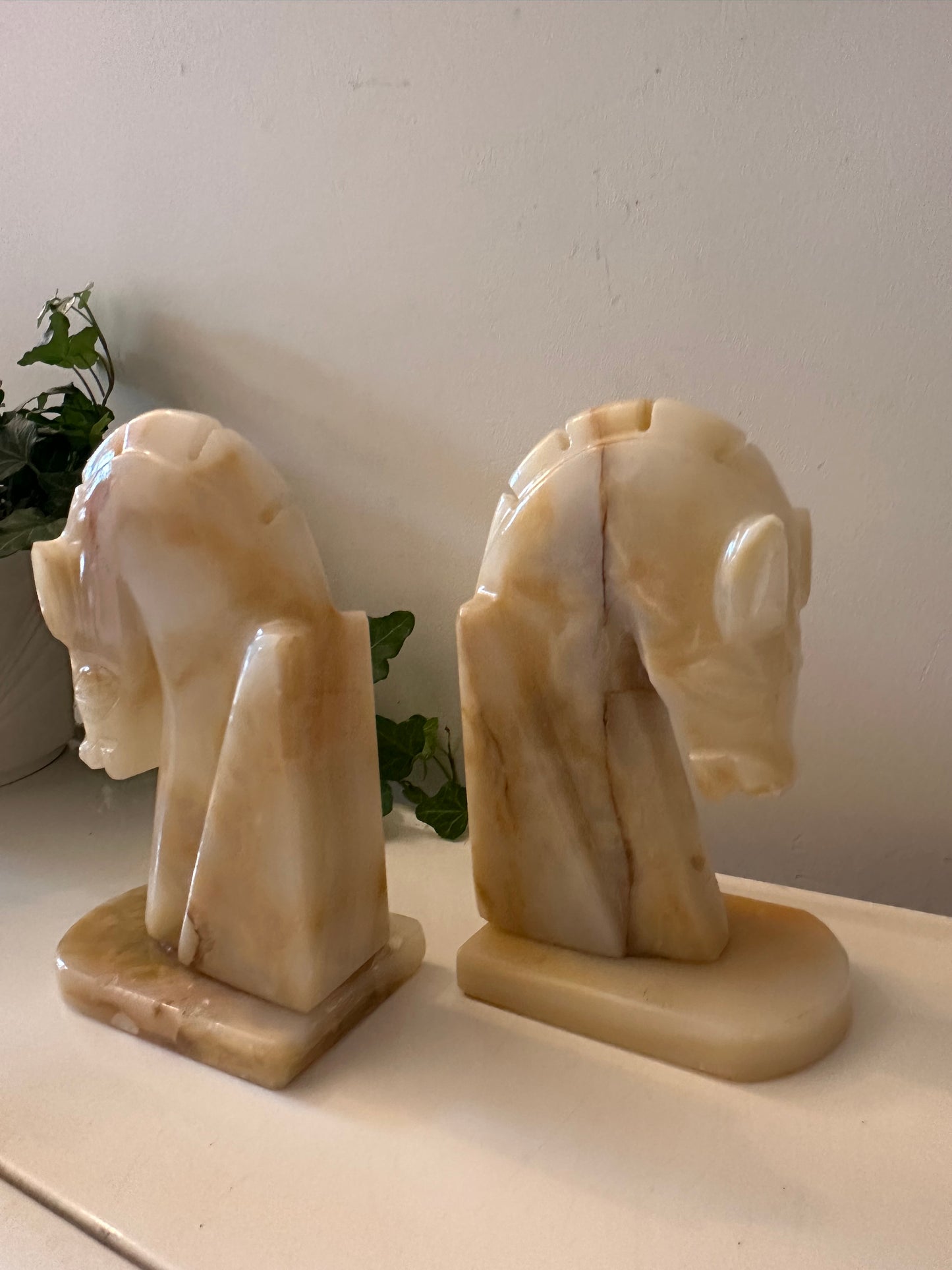 Twee onyx boekensteunen