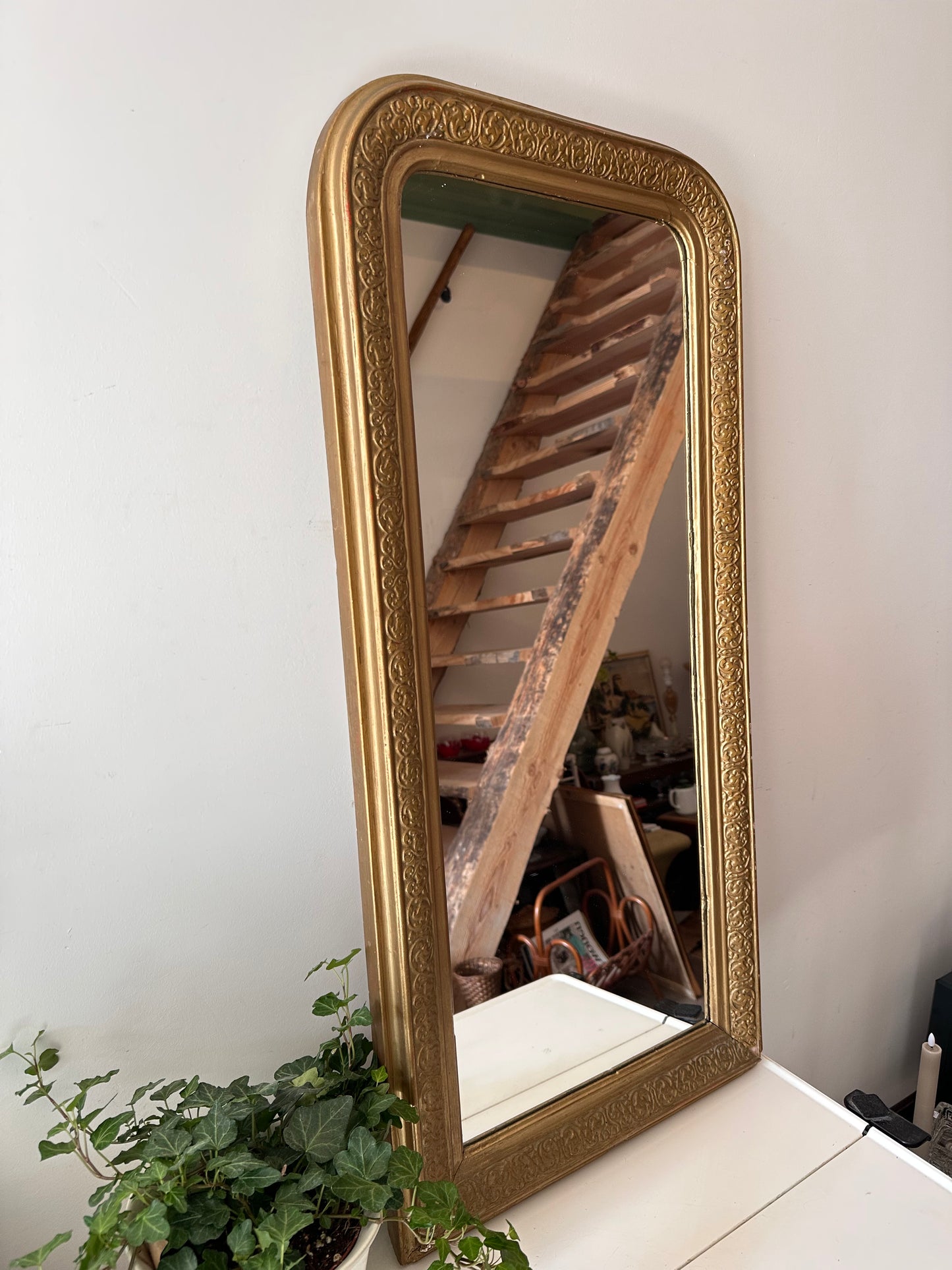 Hoge goudkleurige spiegel