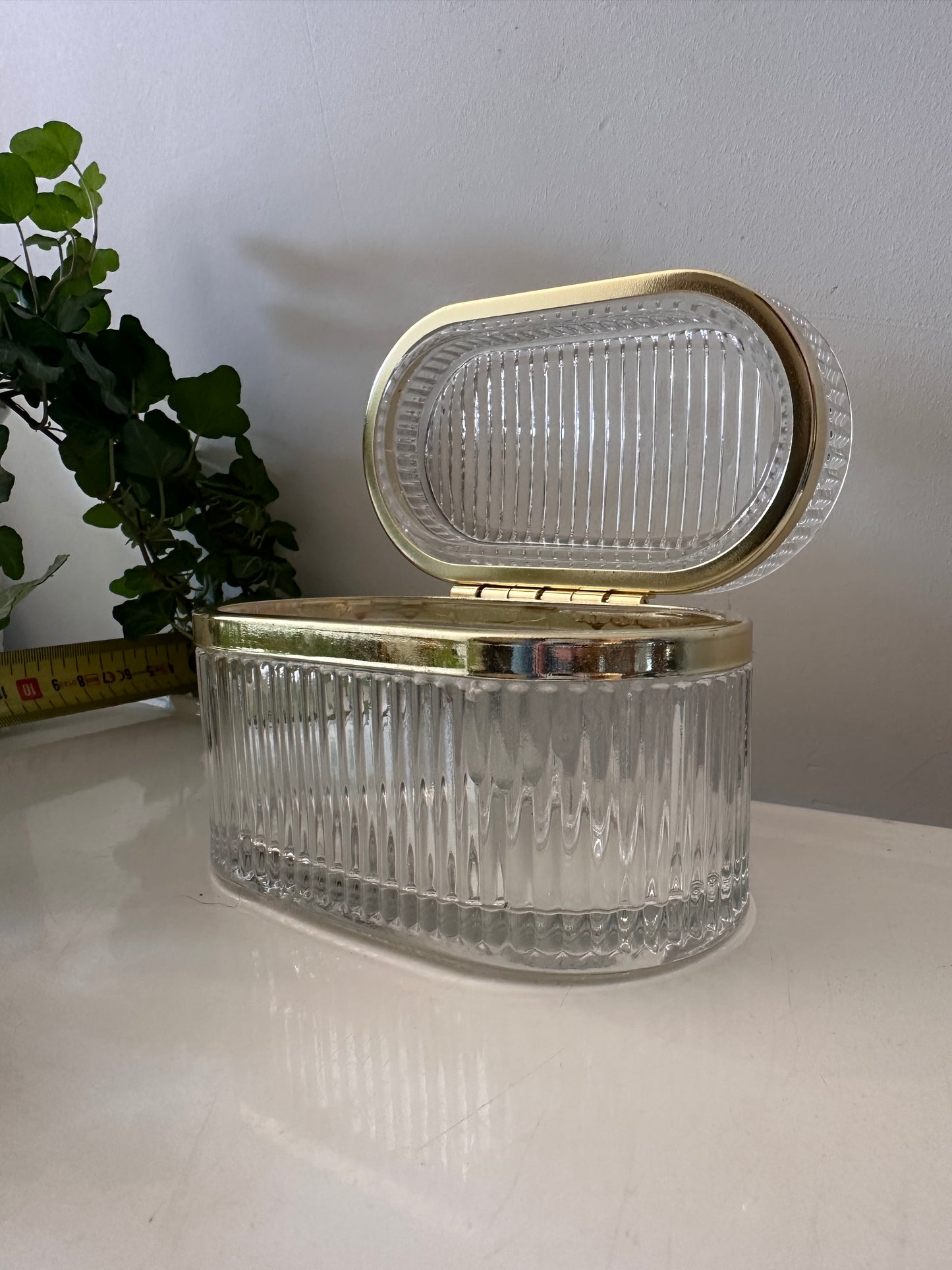 Glazen bewaardoosje met goudkleurige rand