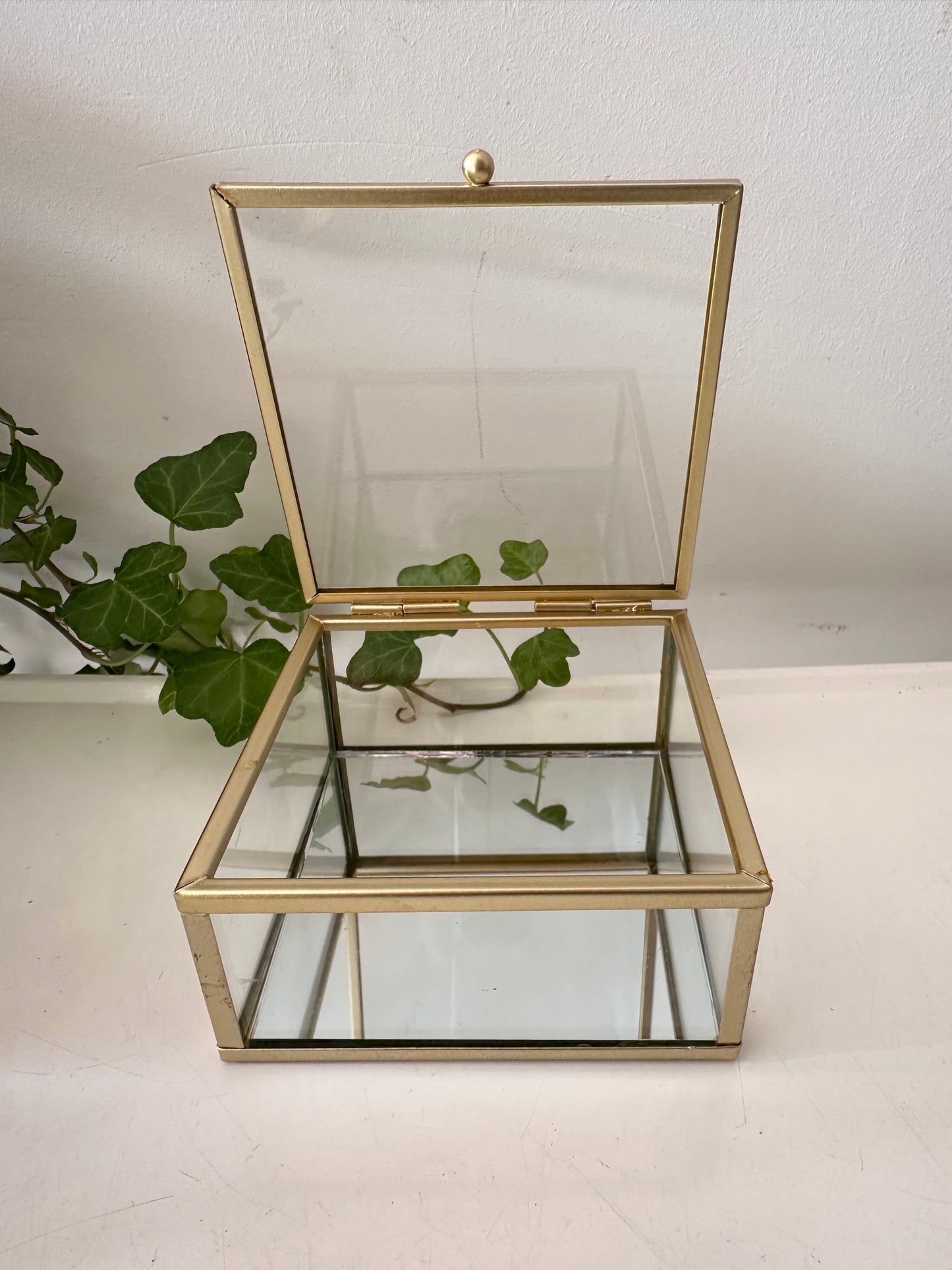 Bewaardoosje van glas met messing randen spiegelbodem