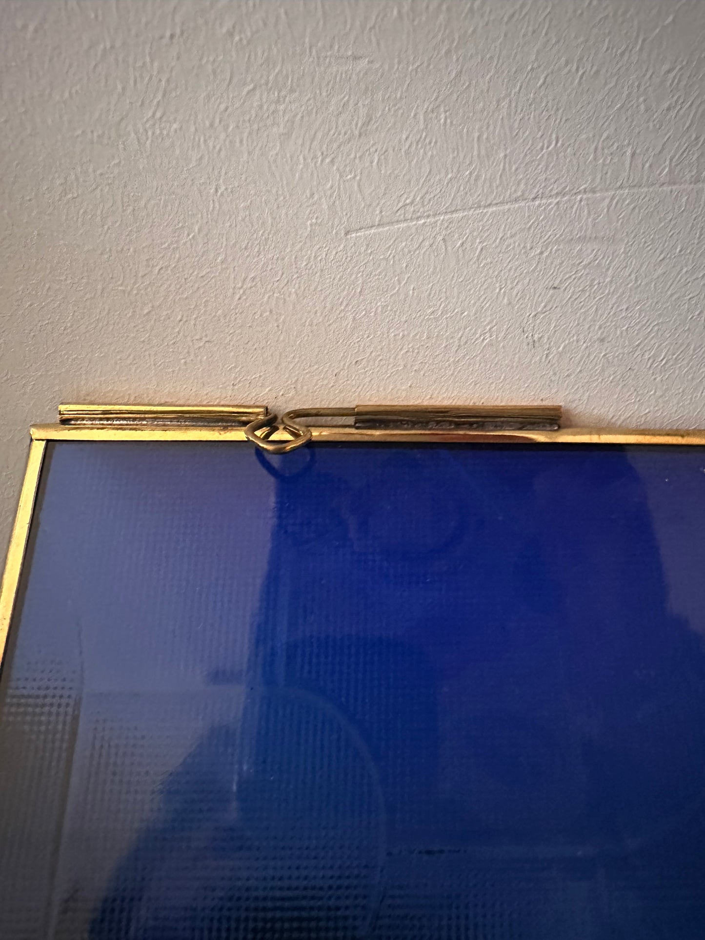 Bewaardoosje met blauw glas en messing randen