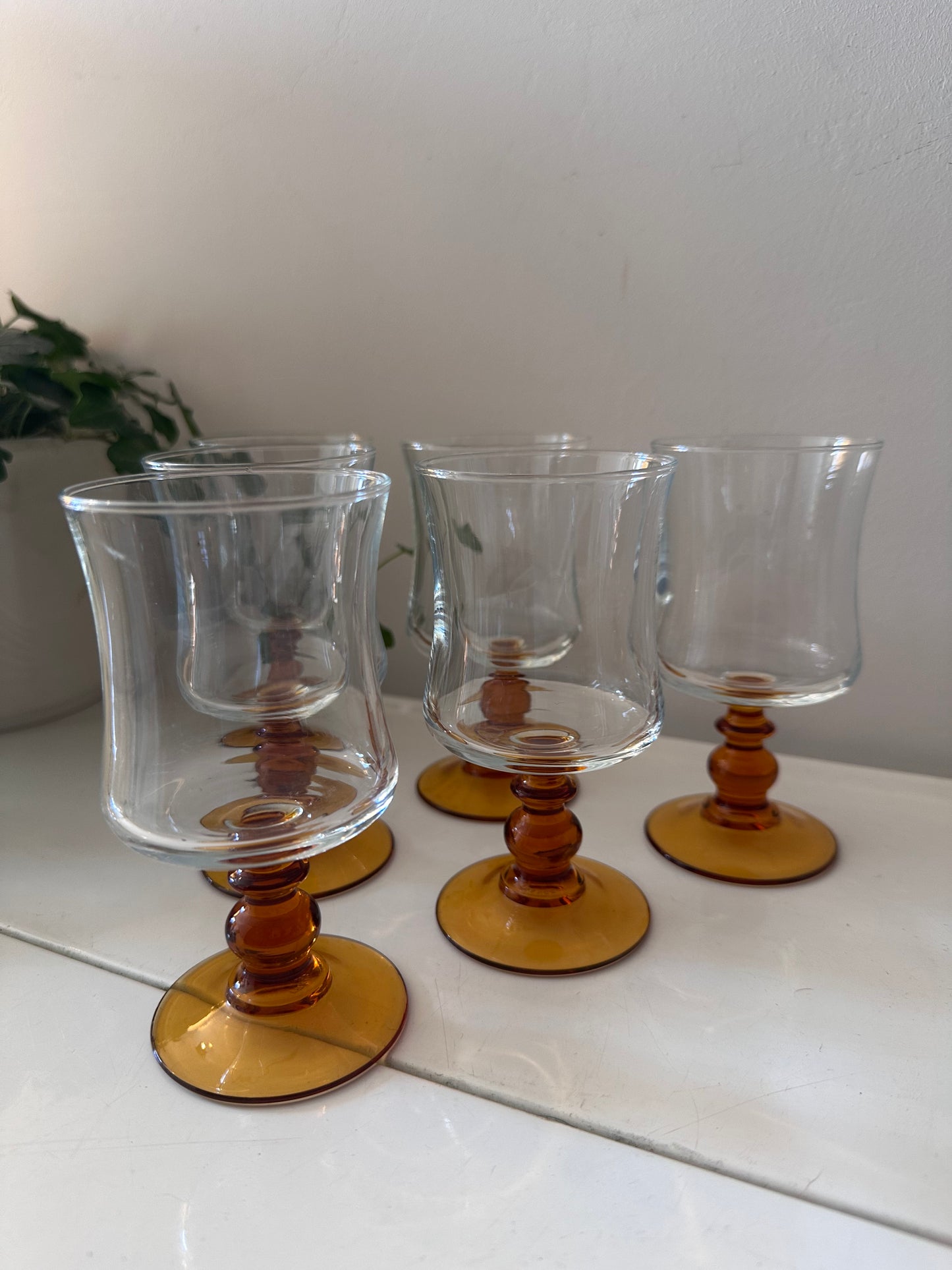 Set van 6 amberkleurige wijnglazen