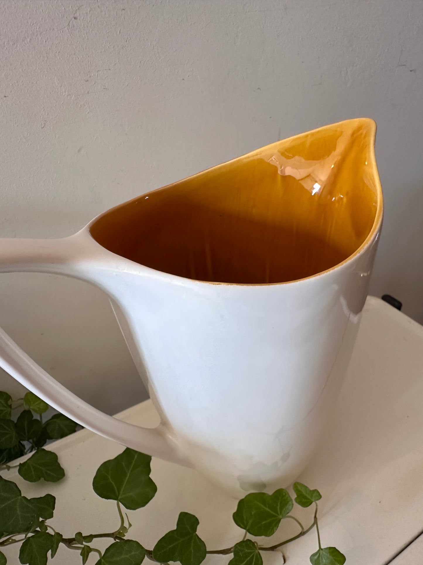 Keramieken jaren 60 kan met geel geglazuurde binnenkant