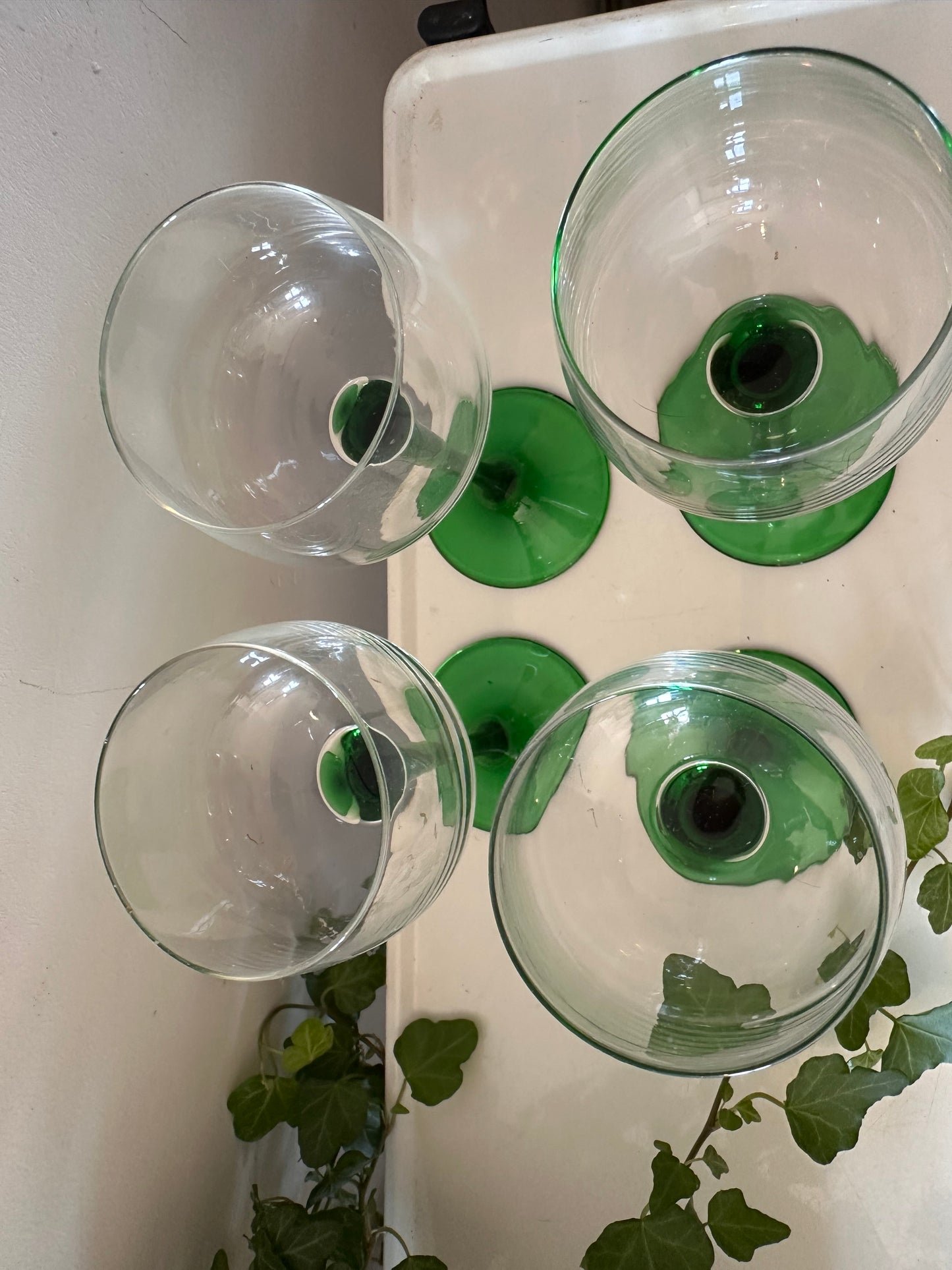 Set van 4 wijnglazen op groene voet