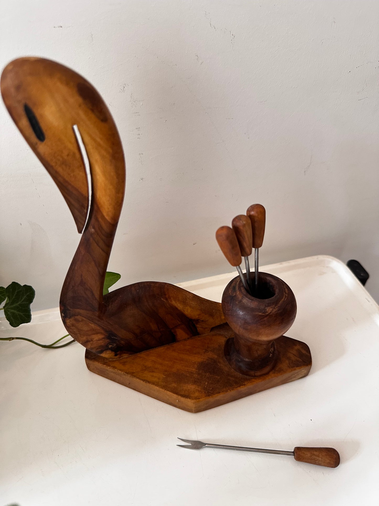 Houten zwaan met cocktailprikkers