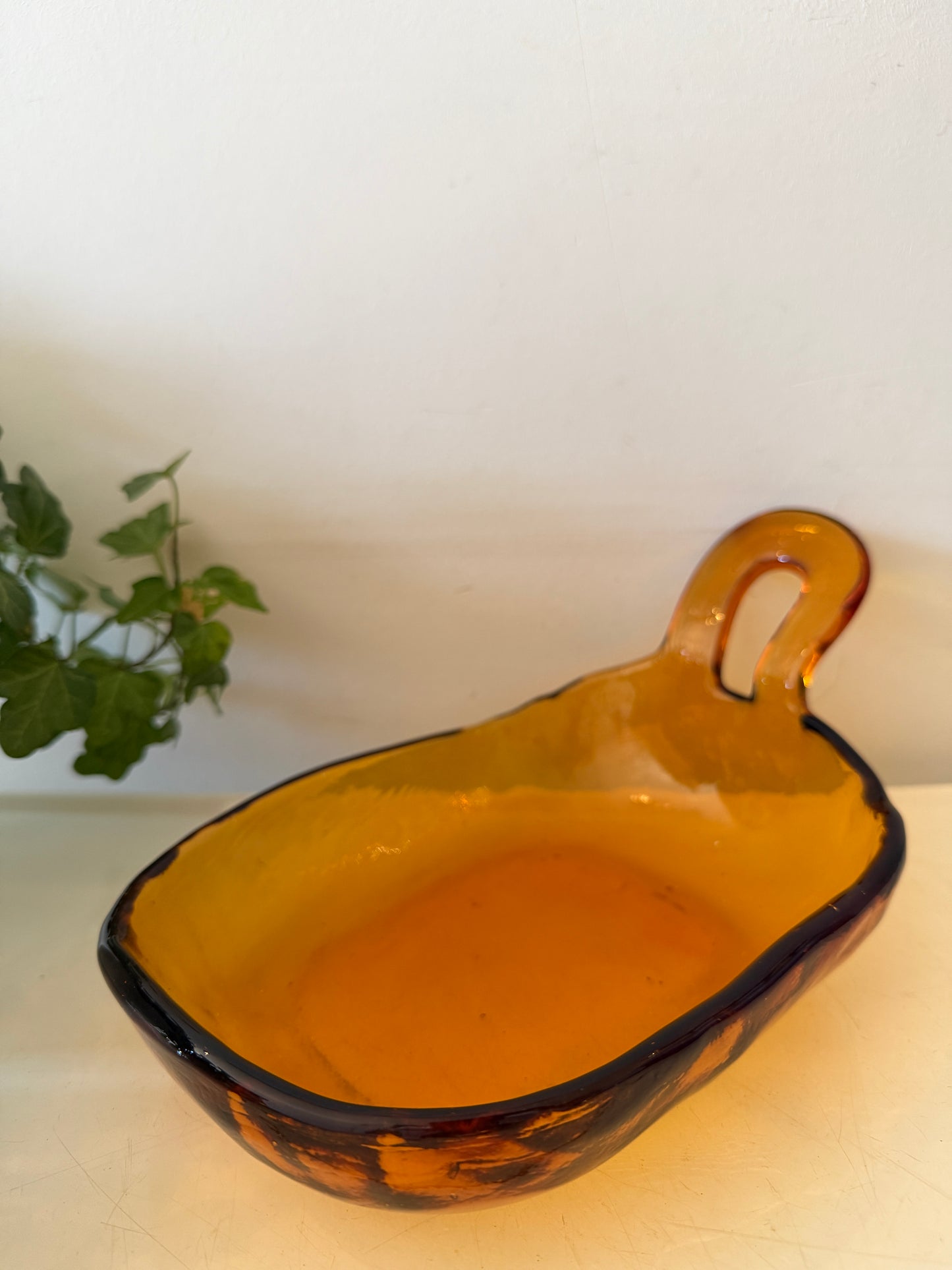 Amberkleurig pers glazen schaaltje