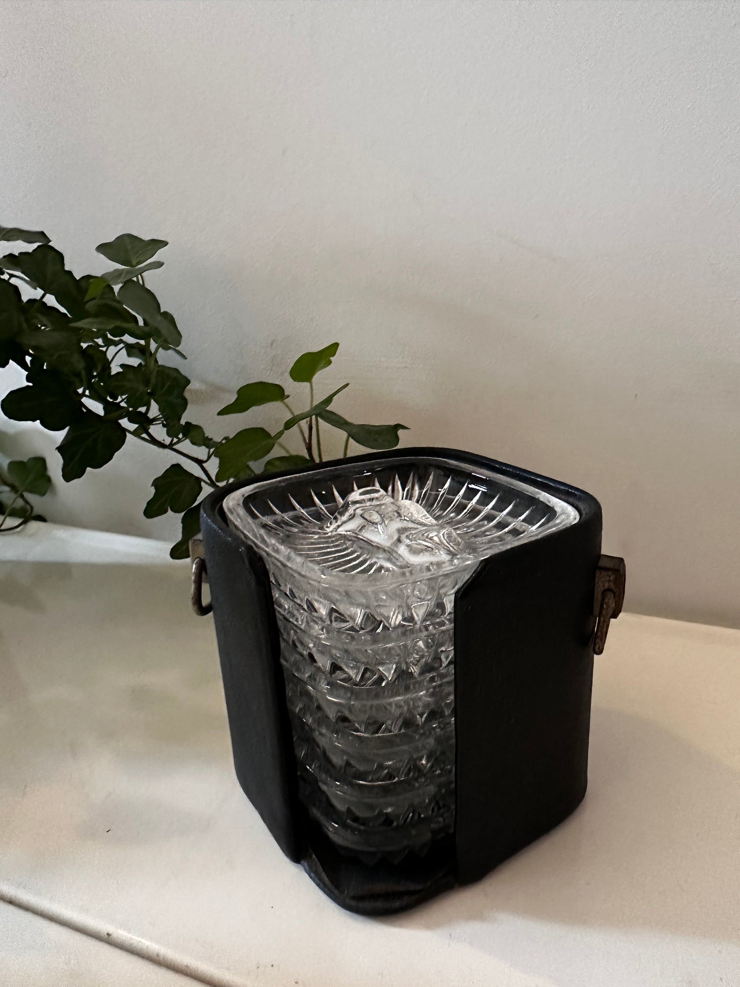 Cassette met kristallen asbakjes