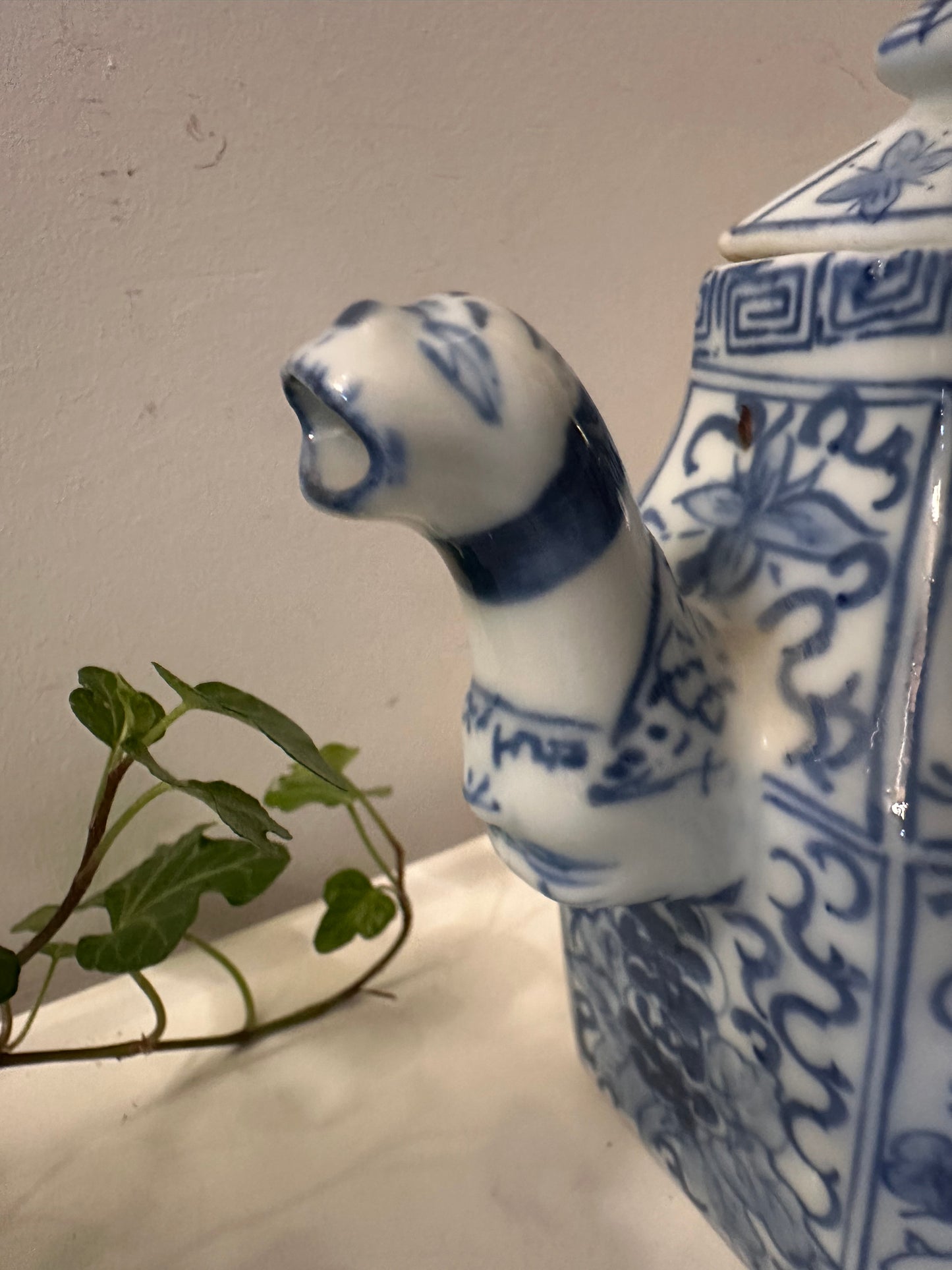 Blauw wit porseleinen theepot