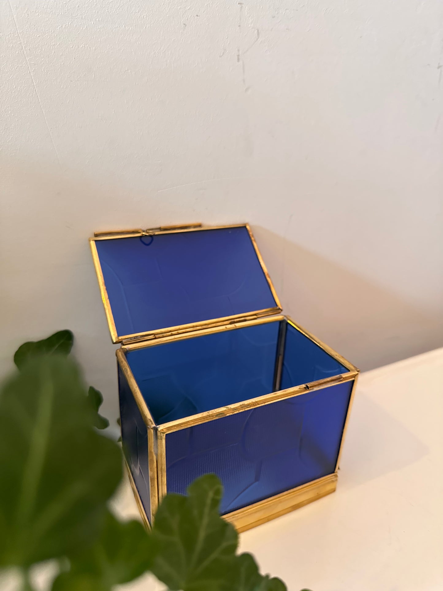 Bewaardoosje met blauw glas en messing randen