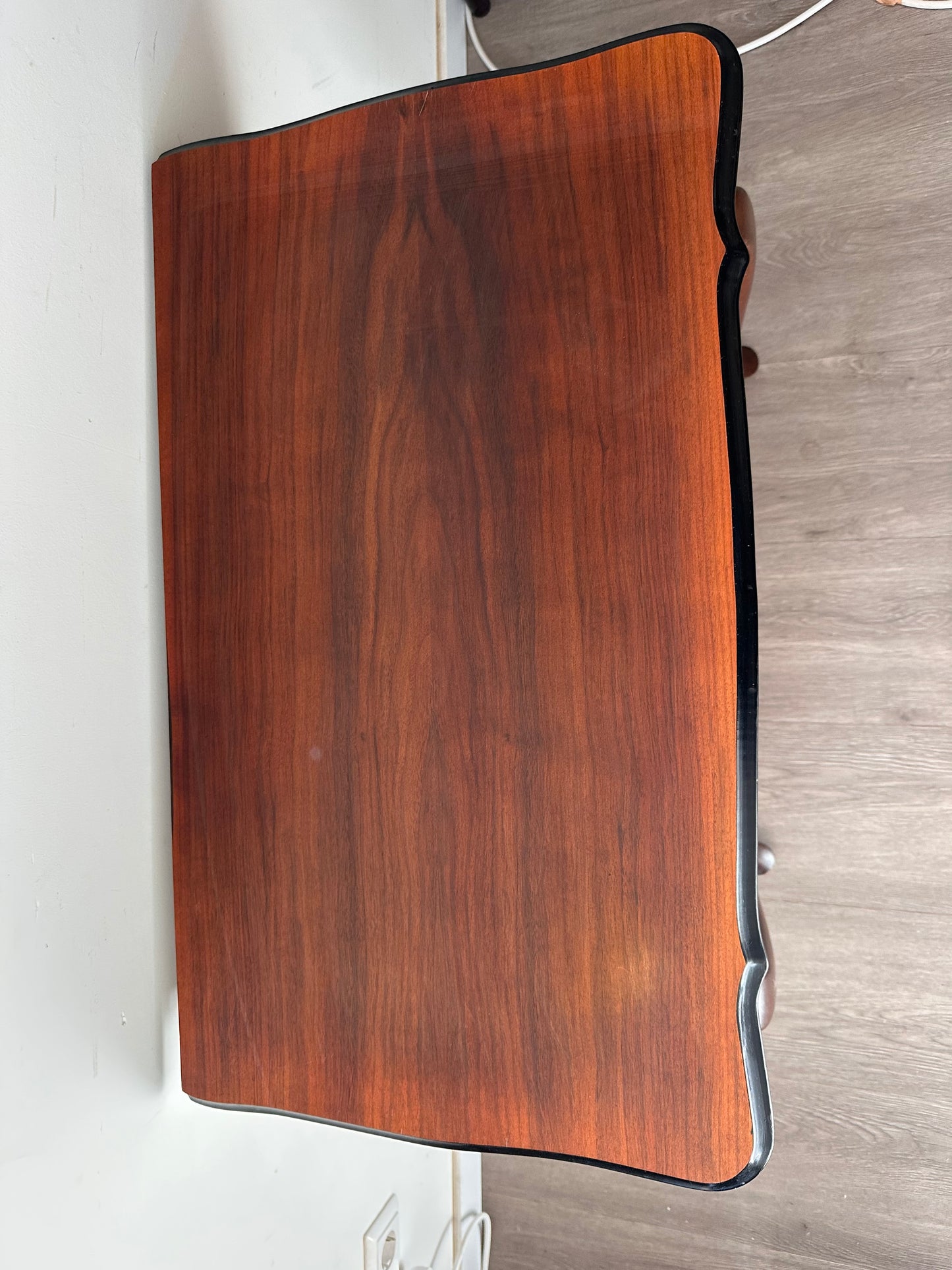 Klassiek houten tafeltje met lade